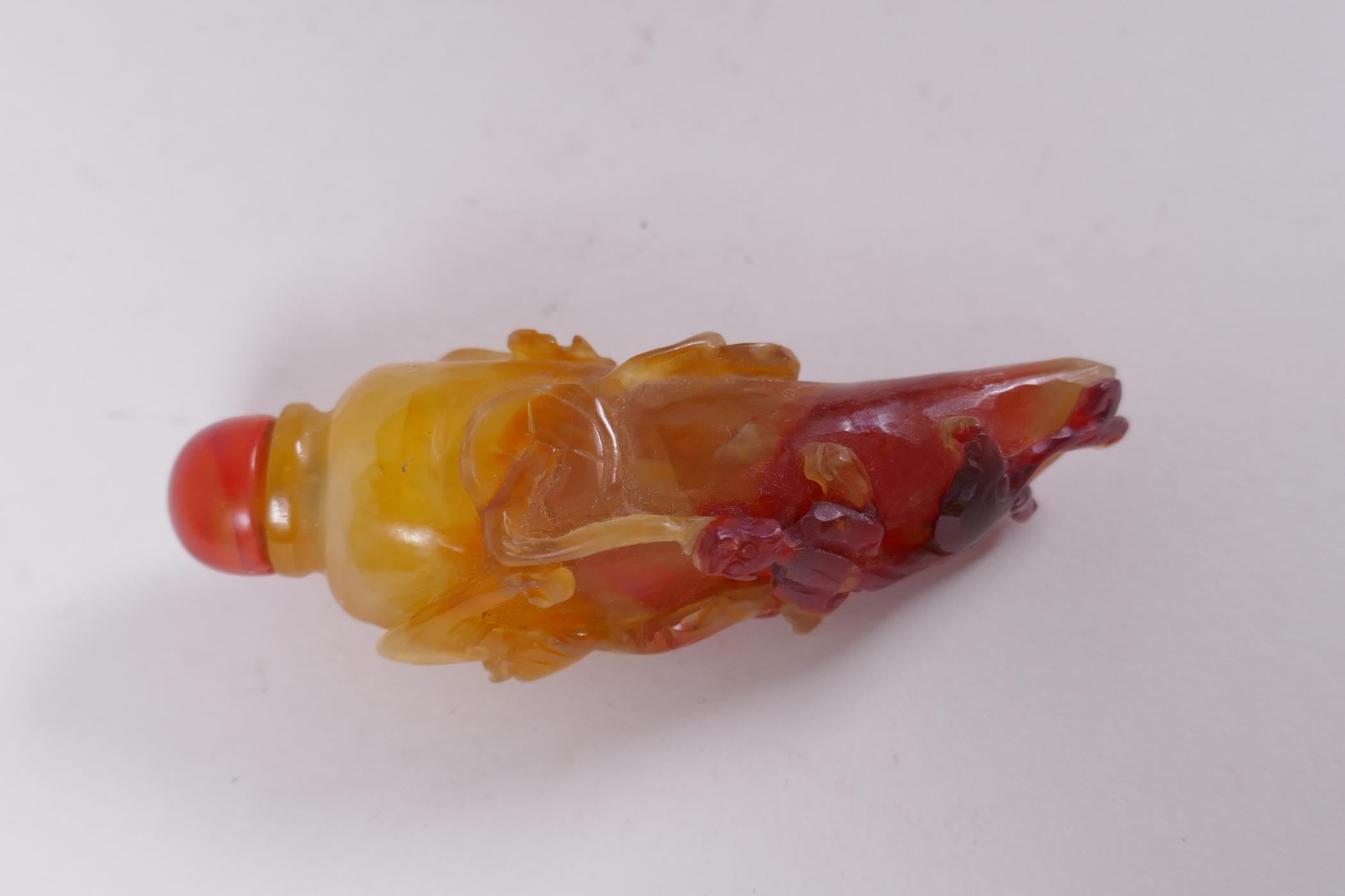 A Chinese agate snuff bottle carved in the form of a chilli with bat and kylin decoration, and a - Image 2 of 6