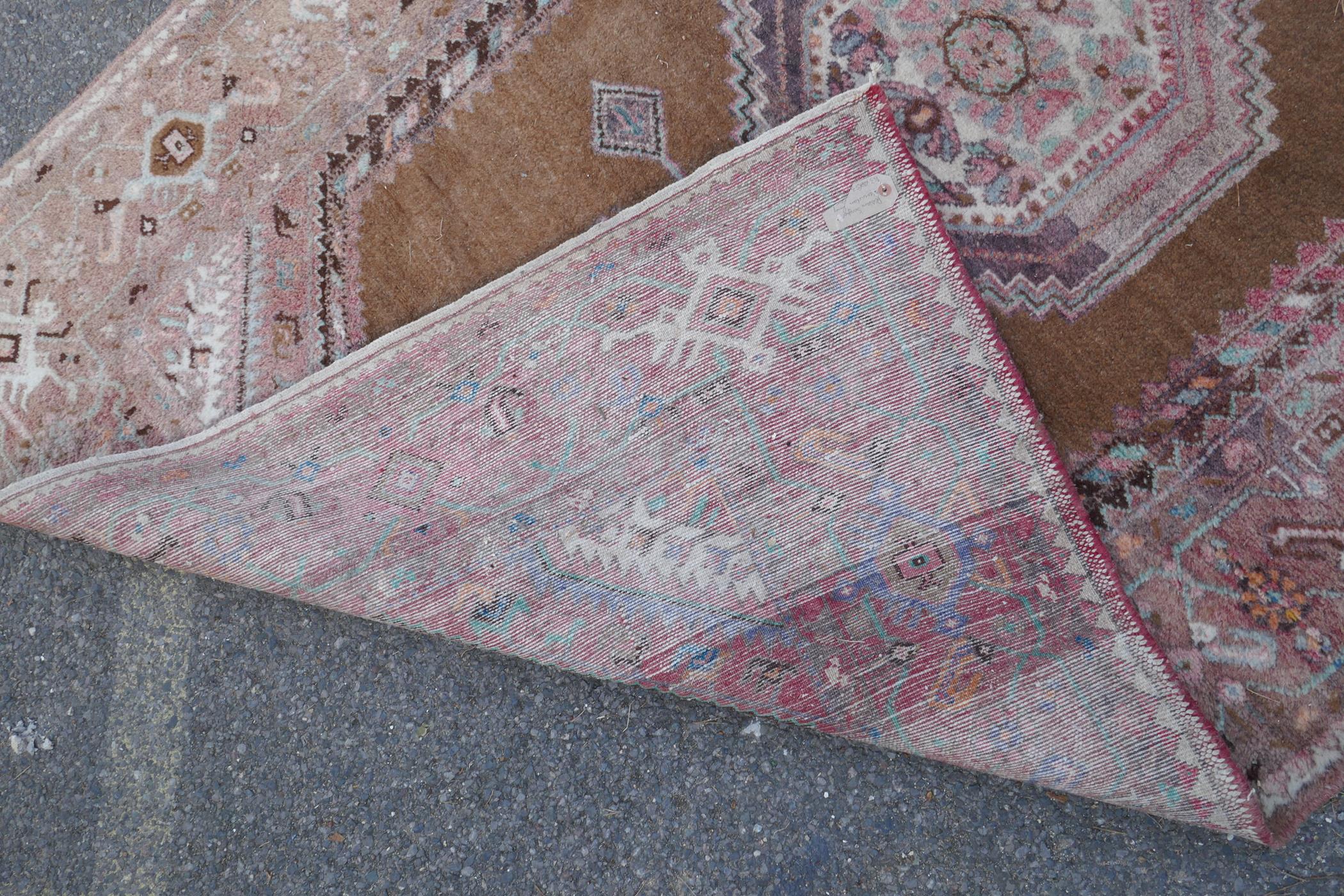 A Persian wool Songhor Hamadan rug, faded, 158 x 245cm - Image 5 of 6