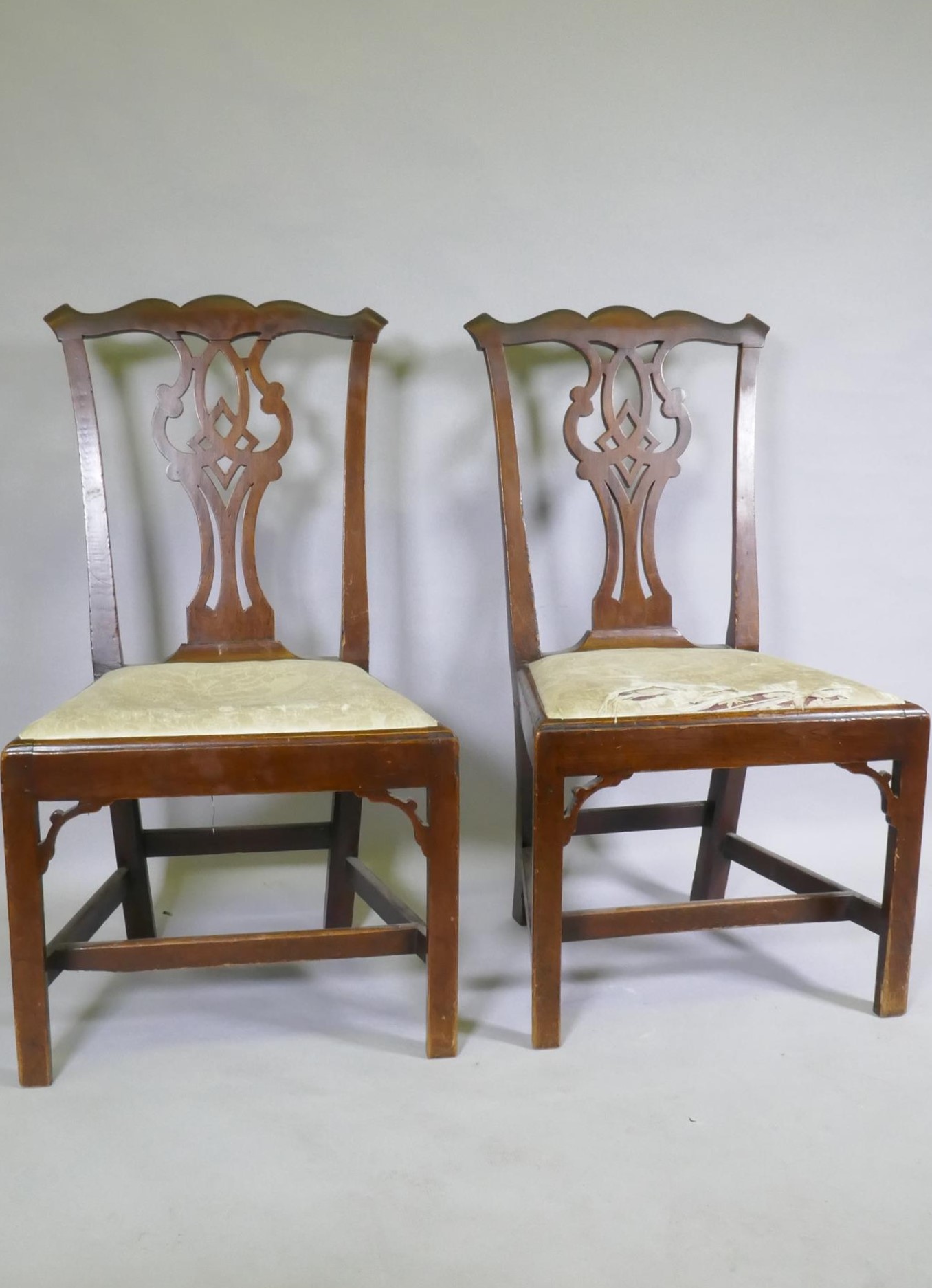 A good pair of C18th  Chippendale provincial style elm side chairs with pierced back splats, - Image 2 of 9