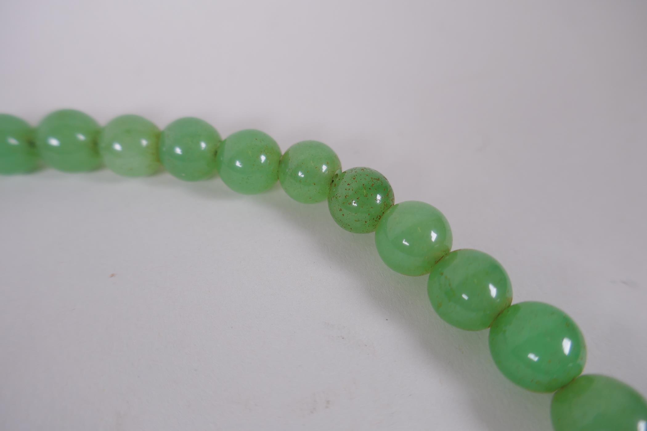 A string of apple green hardstone mala beads, 100 cm long - Image 5 of 5