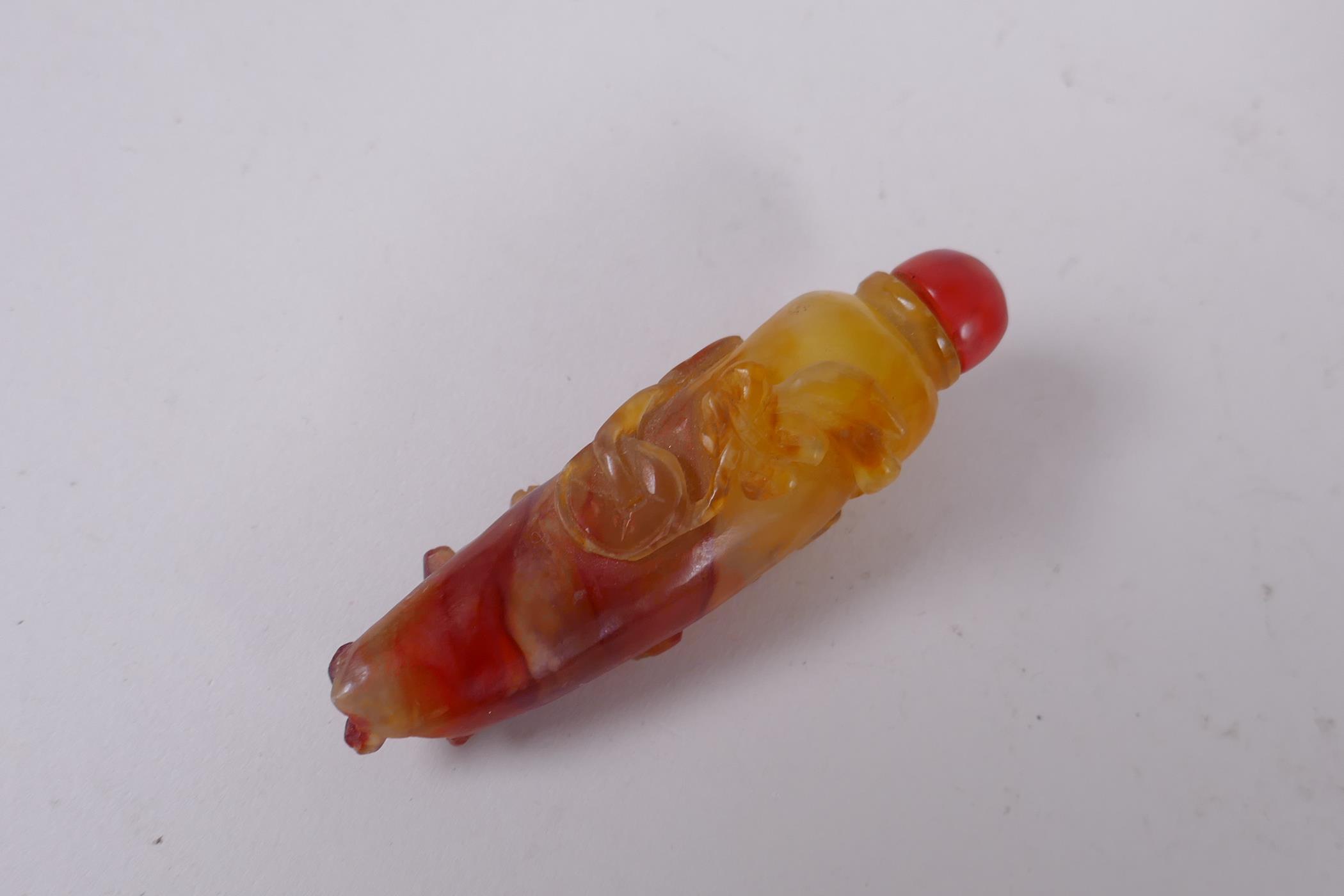 A Chinese agate snuff bottle carved in the form of a chilli with bat and kylin decoration, and a - Image 3 of 6