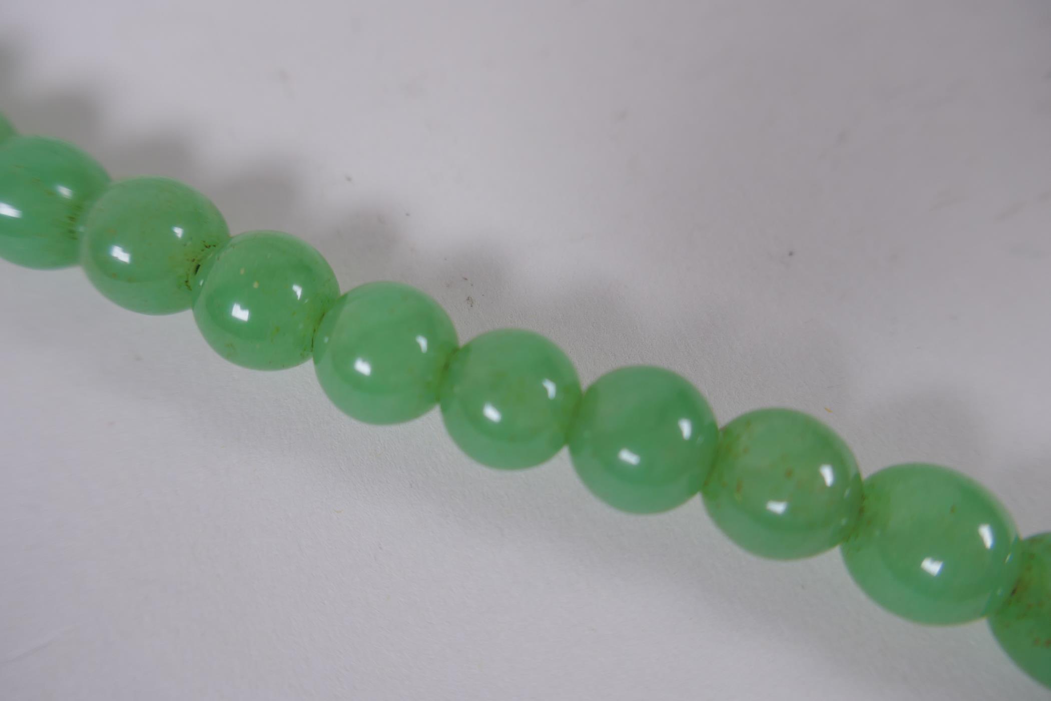 A string of apple green hardstone mala beads, 100 cm long - Image 3 of 5