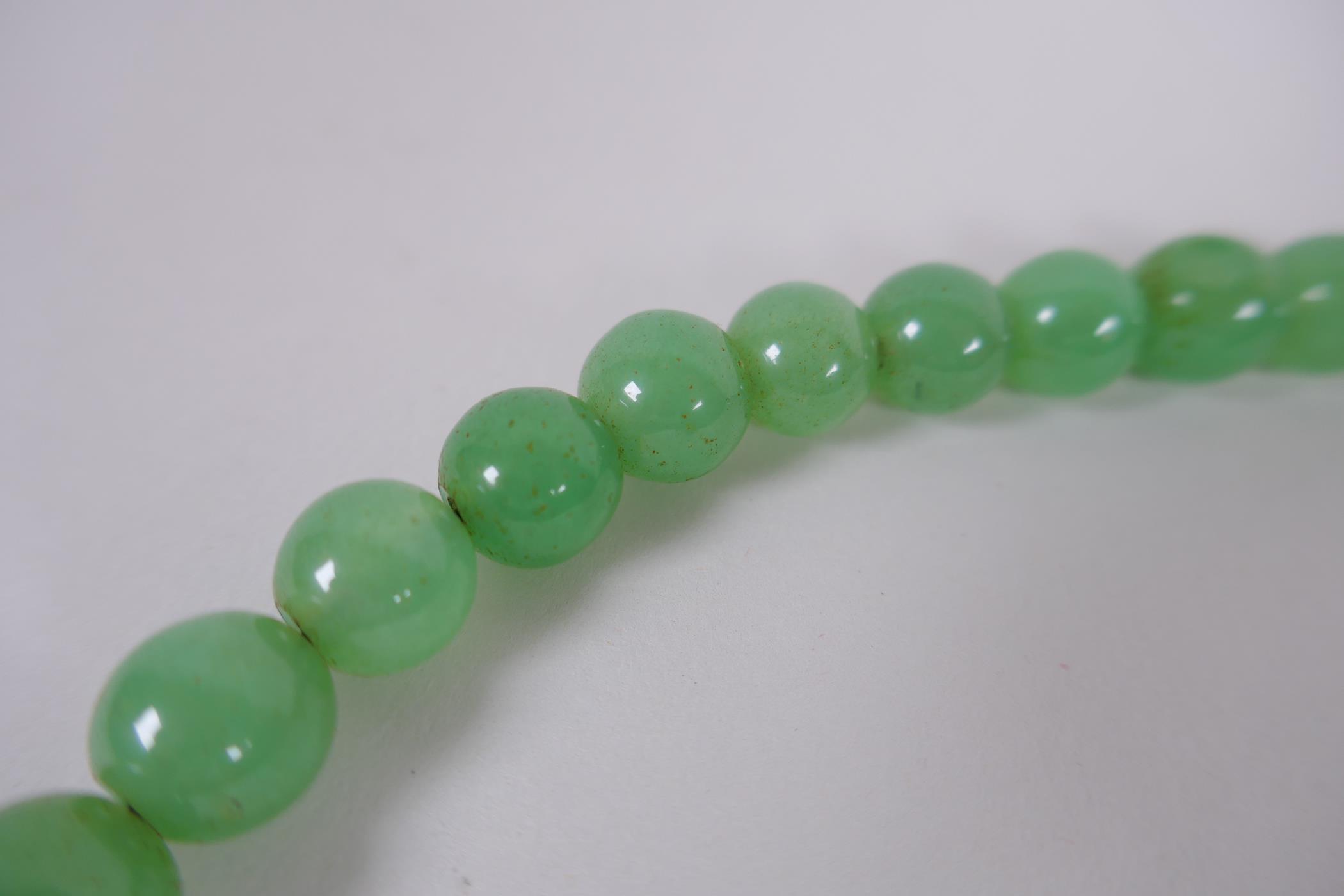 A string of apple green hardstone mala beads, 100 cm long - Image 4 of 5
