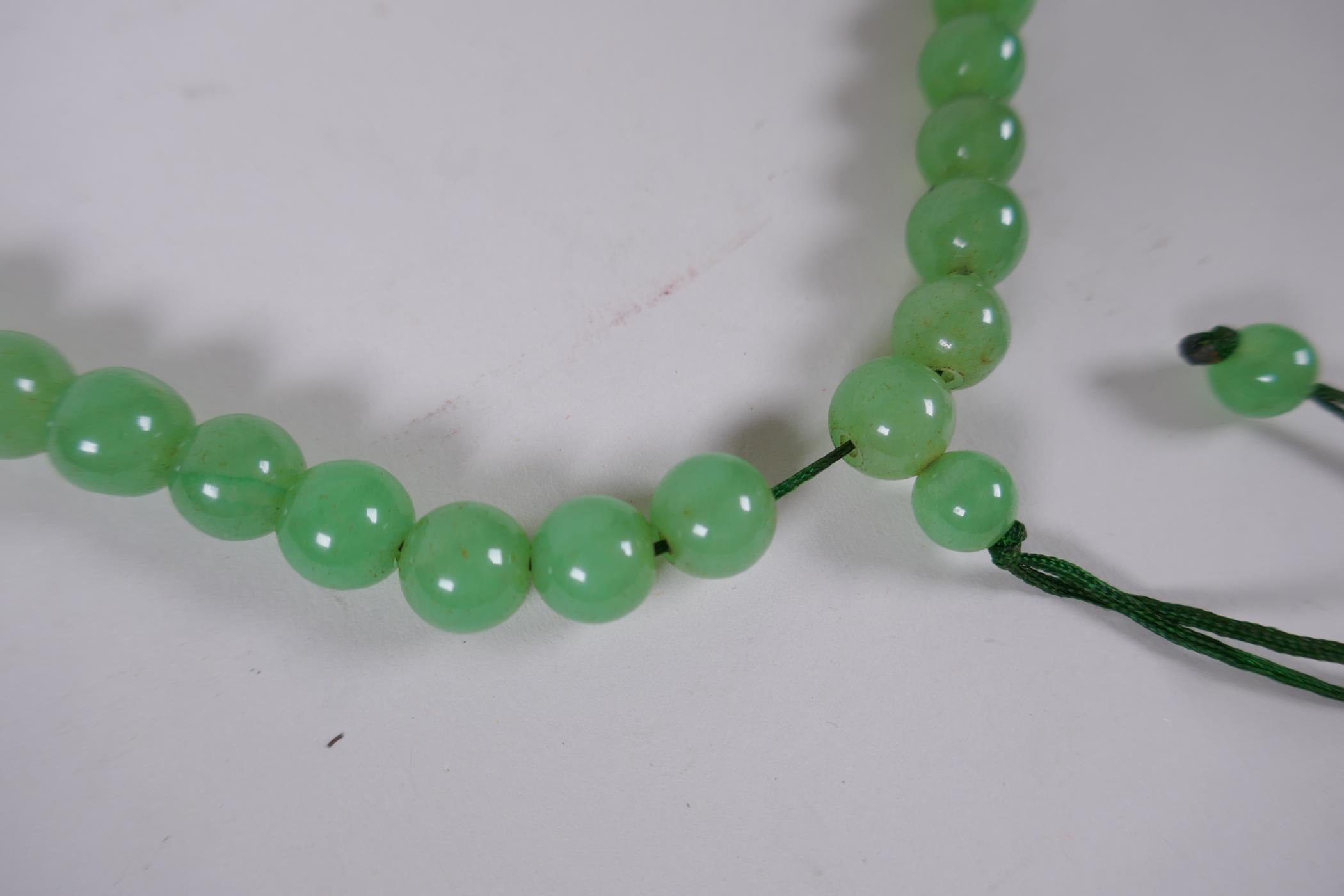 A string of apple green hardstone mala beads, 100 cm long - Image 2 of 5