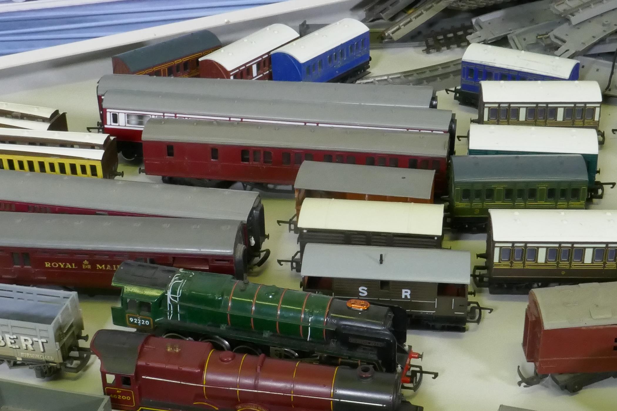 A quantity of Hornby, Triang, Lima H0-00 engines, rolling stock, transformers, track etc - Image 9 of 9