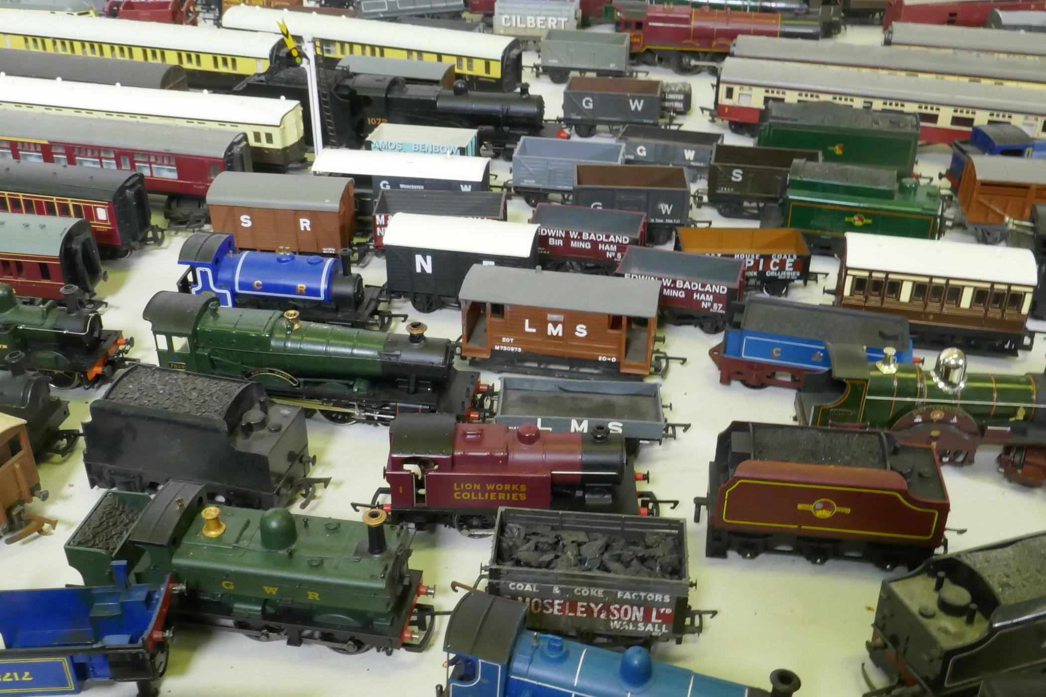 A quantity of Hornby, Triang, Lima H0-00 engines, rolling stock, transformers, track etc - Image 7 of 9