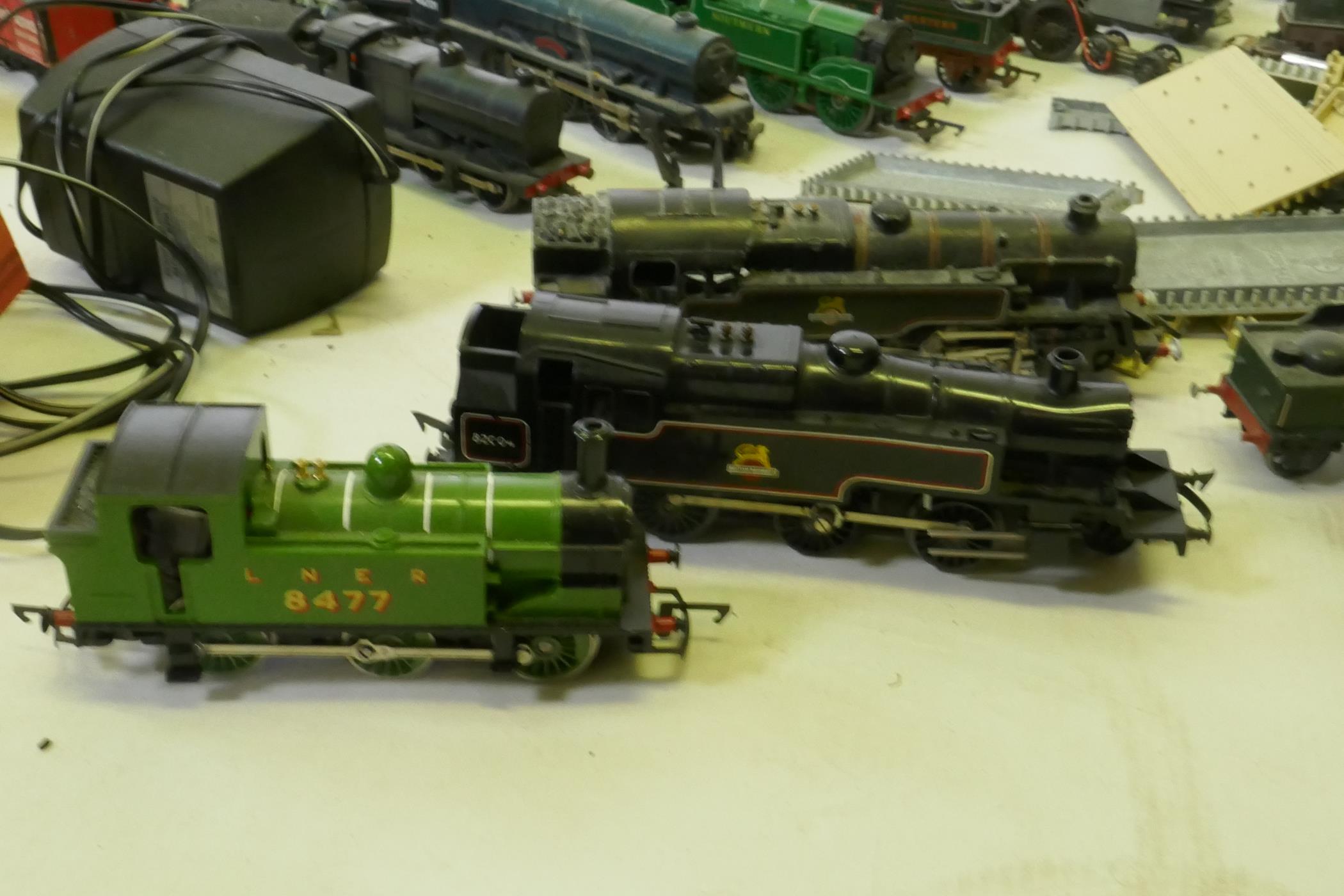 A quantity of Hornby, Triang, Lima H0-00 engines, rolling stock, transformers, track etc - Image 6 of 9