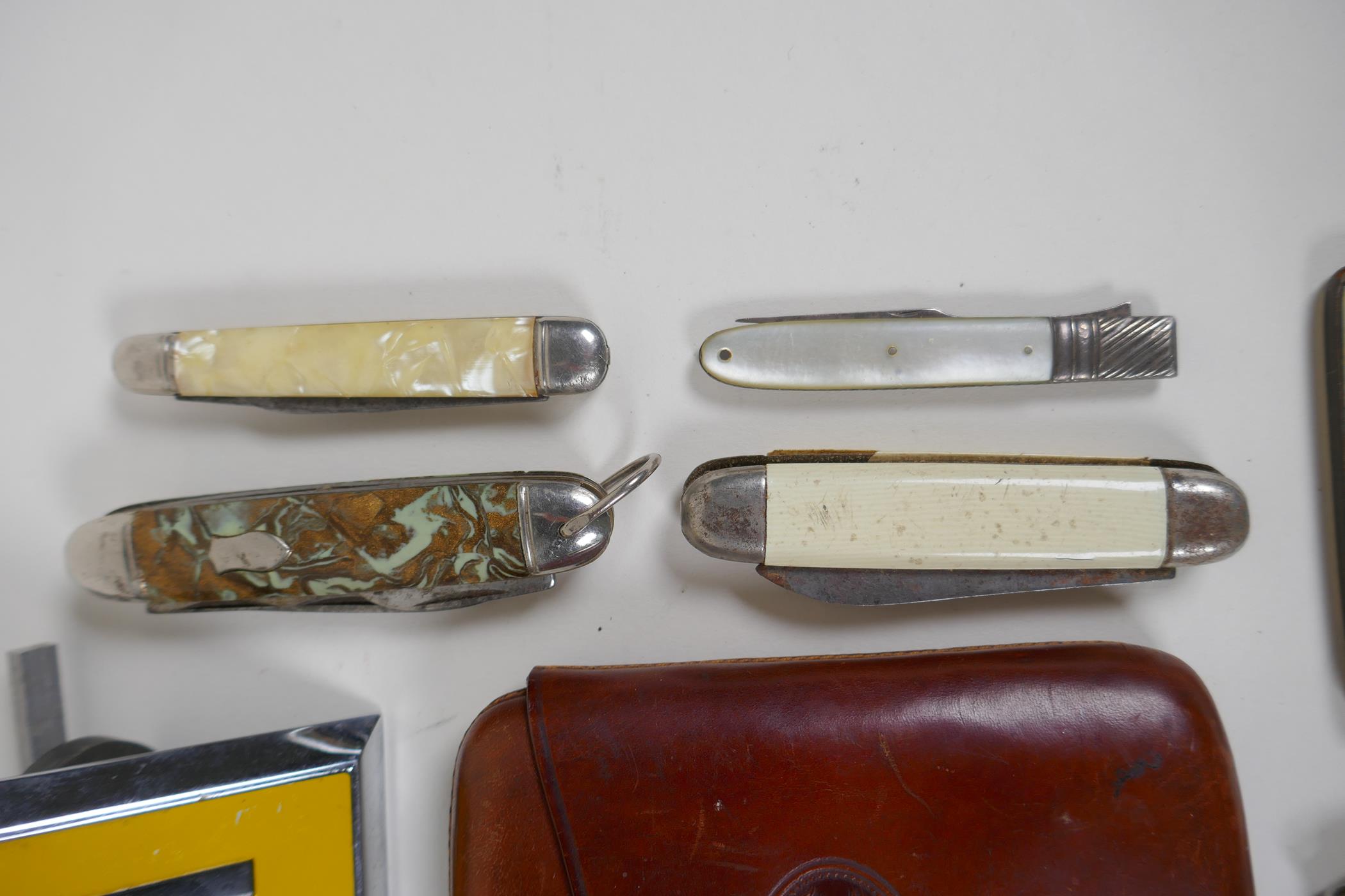 A collection of gentlemen's ephemera to include pen knives, AA badges, cigar and cigar boxes, - Image 2 of 7