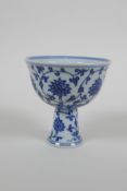 A blue and white porcelain stem cup with scrolling lotus flower decoration, Chine Xuande 6 character