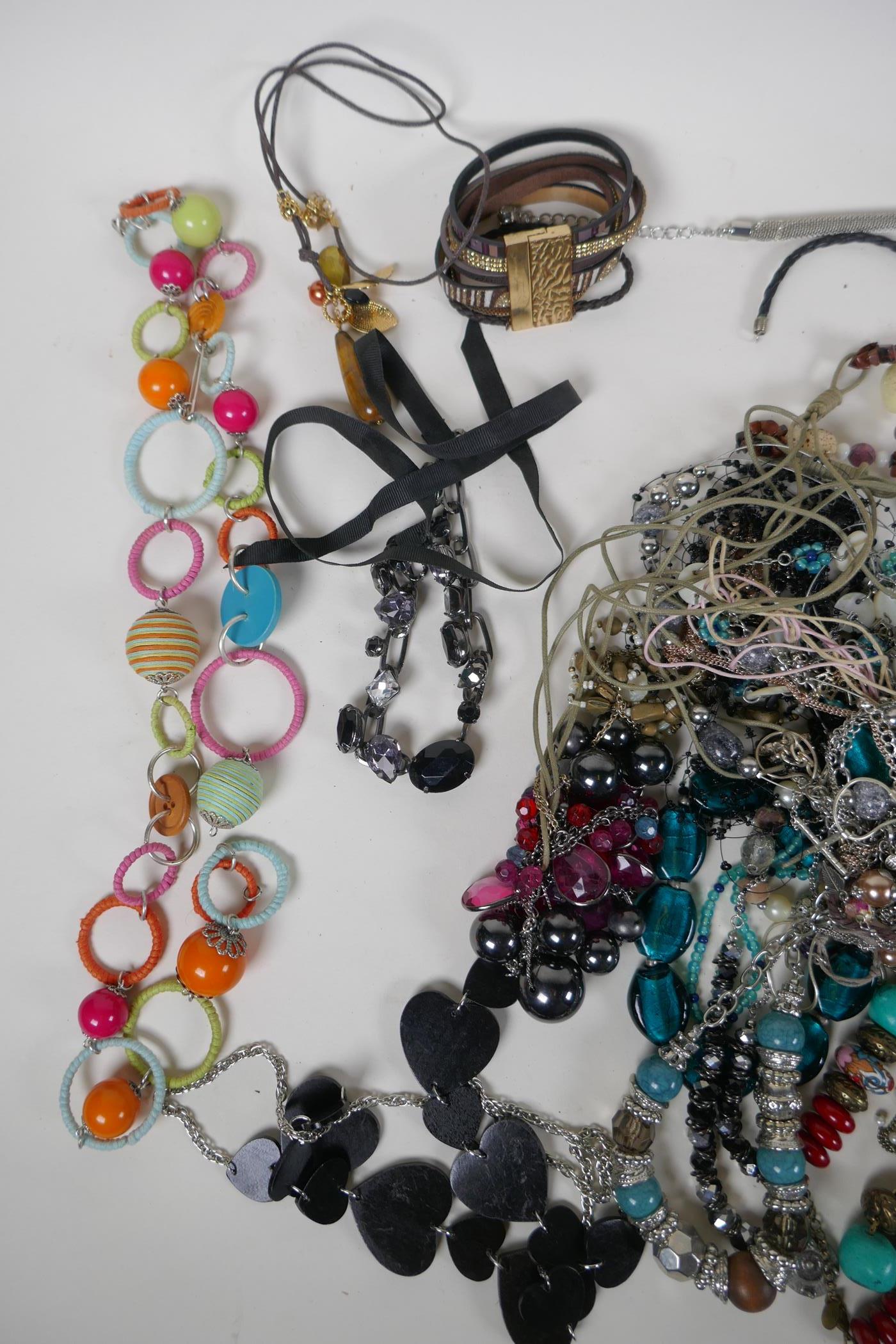 A quantity of assorted costume jewellery to include necklaces, bracelets and earrings - Image 5 of 5