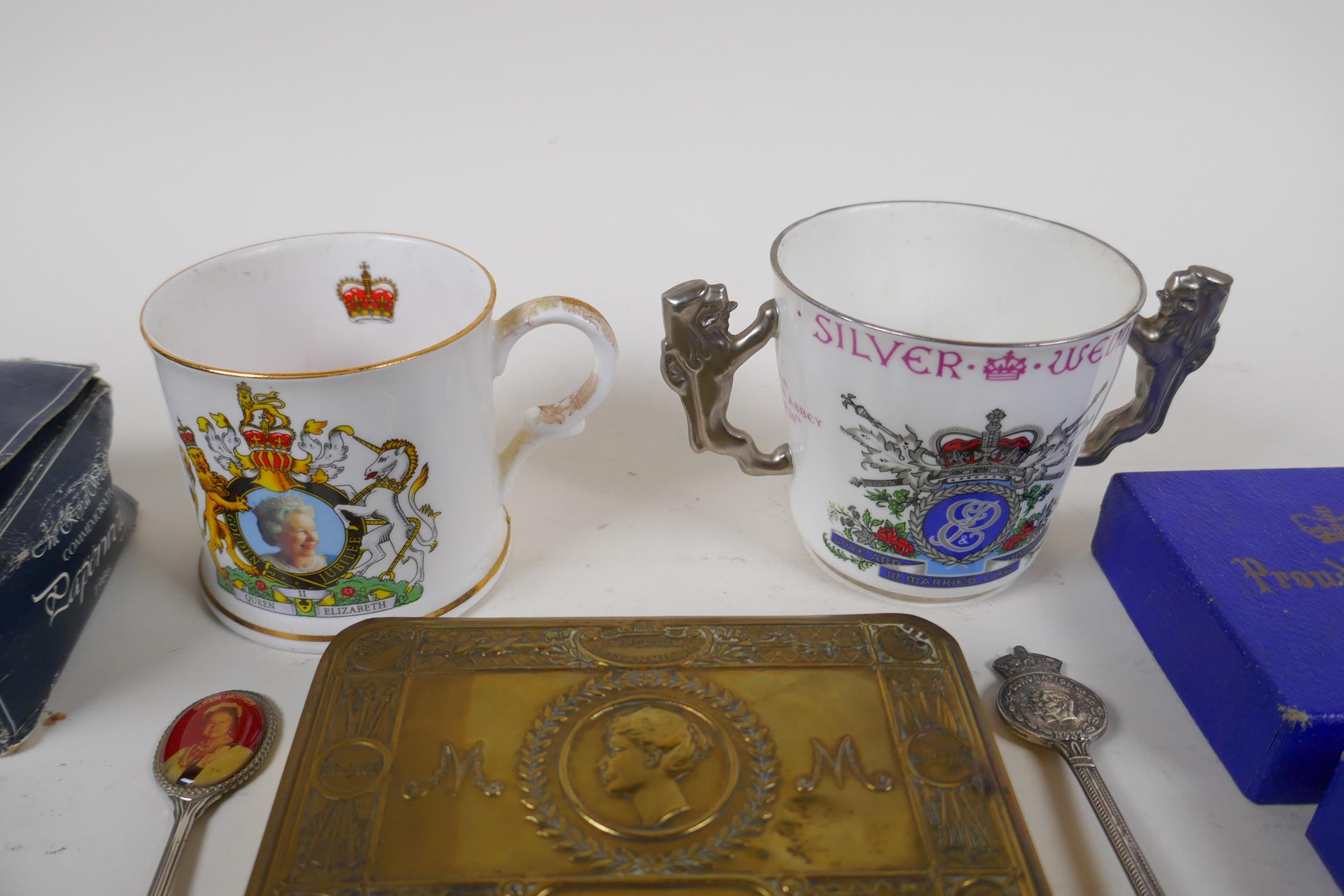 A Princess Mary Christmas 1914 gift tin, together with two commemorative china cups, tea spoons, a - Image 4 of 5