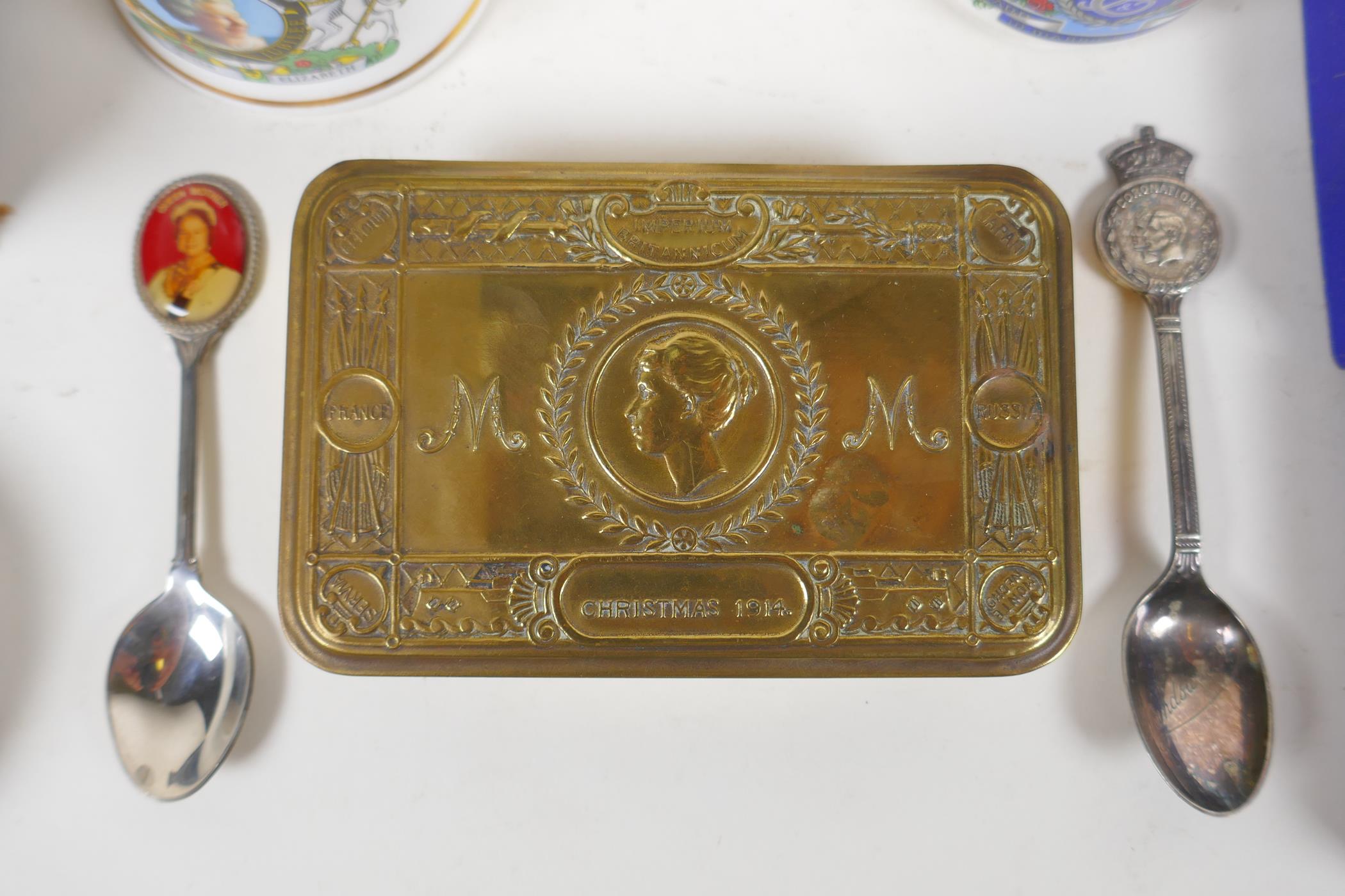 A Princess Mary Christmas 1914 gift tin, together with two commemorative china cups, tea spoons, a - Image 2 of 5