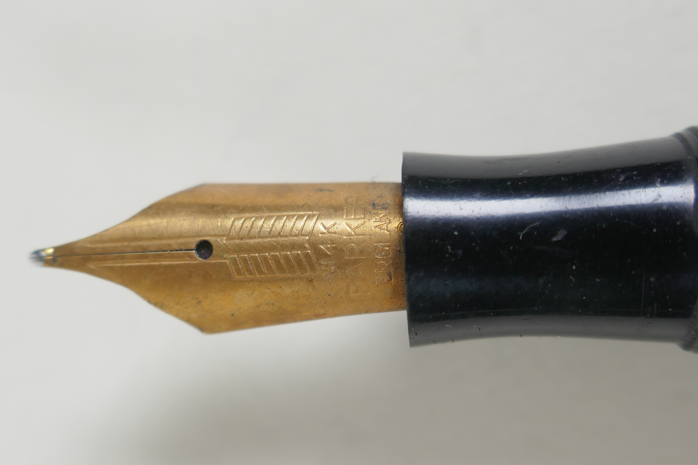 A Parker Vacumatic fountain pen with large 14ct gold nib, made in Canada - Image 3 of 4