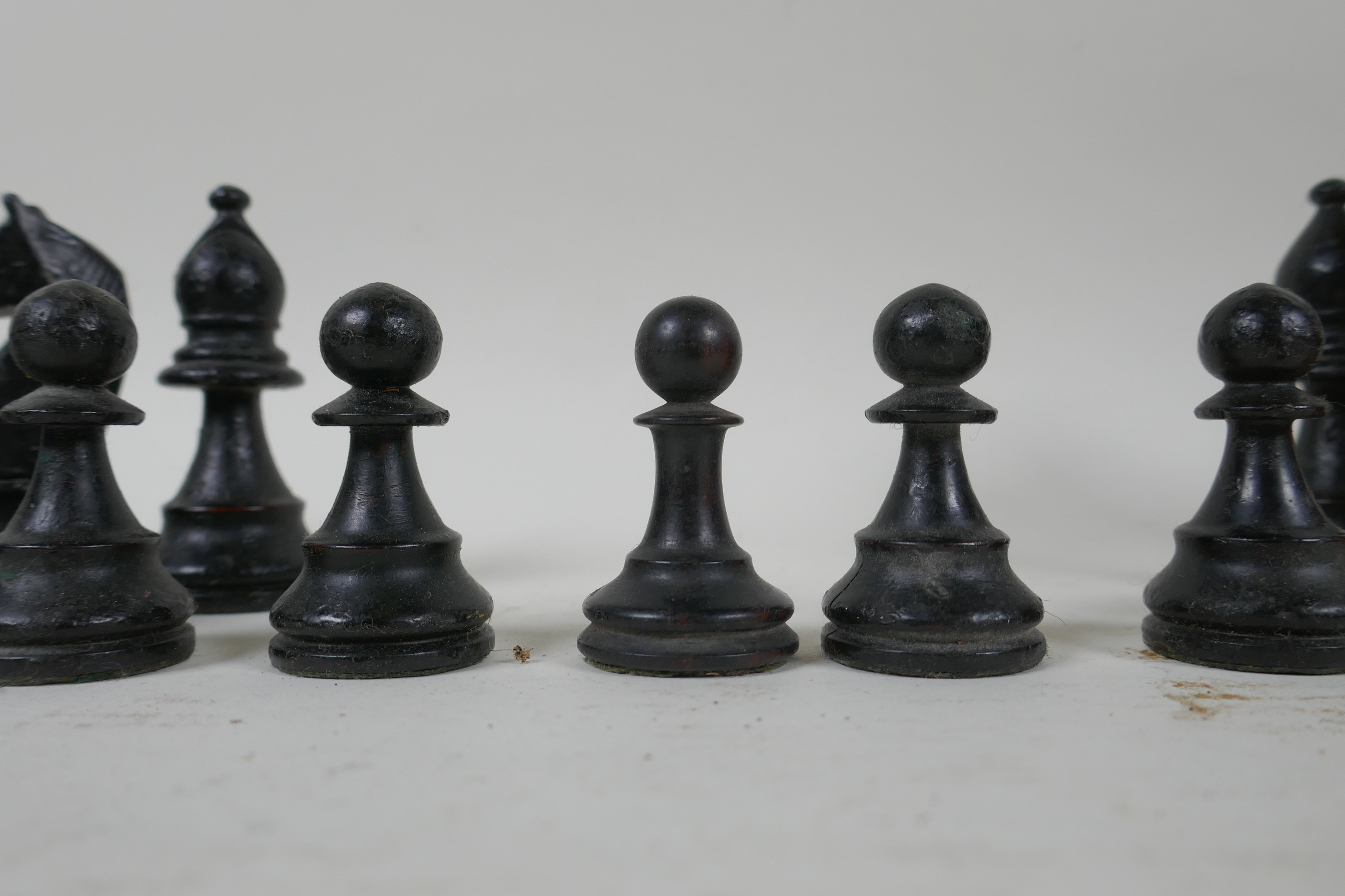 A late C19th/early C20th Staunton pattern boxwood and ebony chess set, king 9cm high - Image 7 of 7