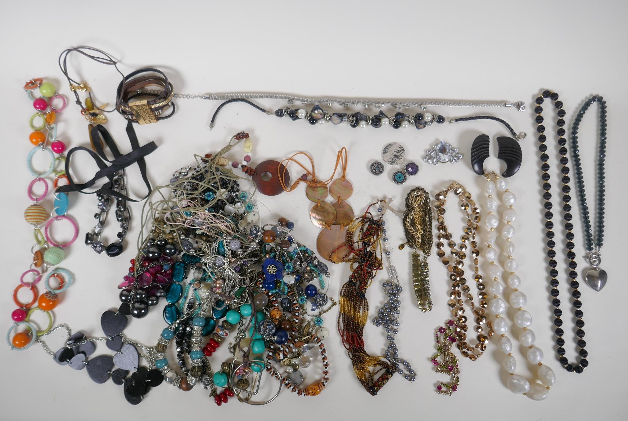 A quantity of assorted costume jewellery to include necklaces, bracelets and earrings