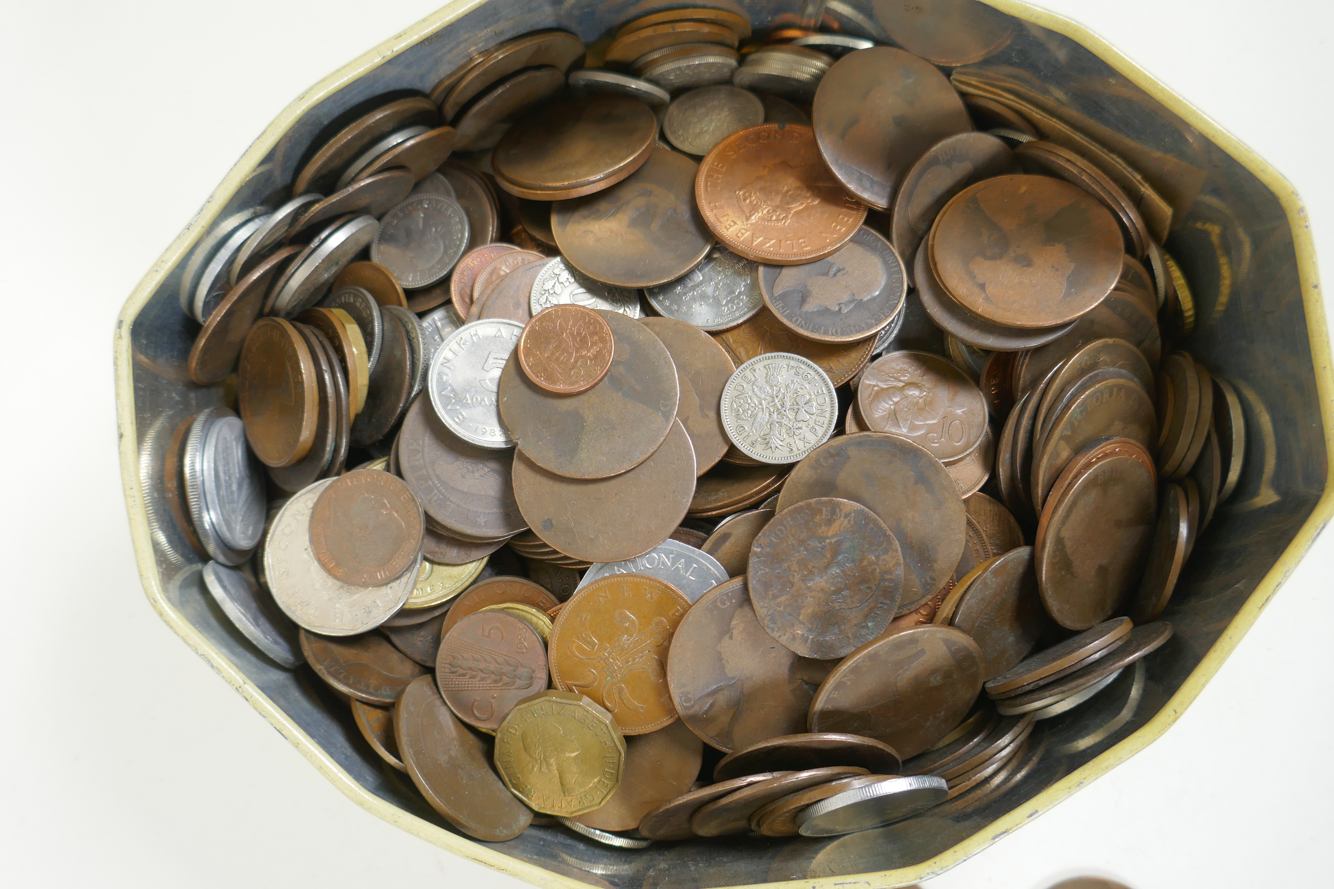 A large collection of assorted world coinage including a large quantity of Victorian copper pennies - Image 5 of 5