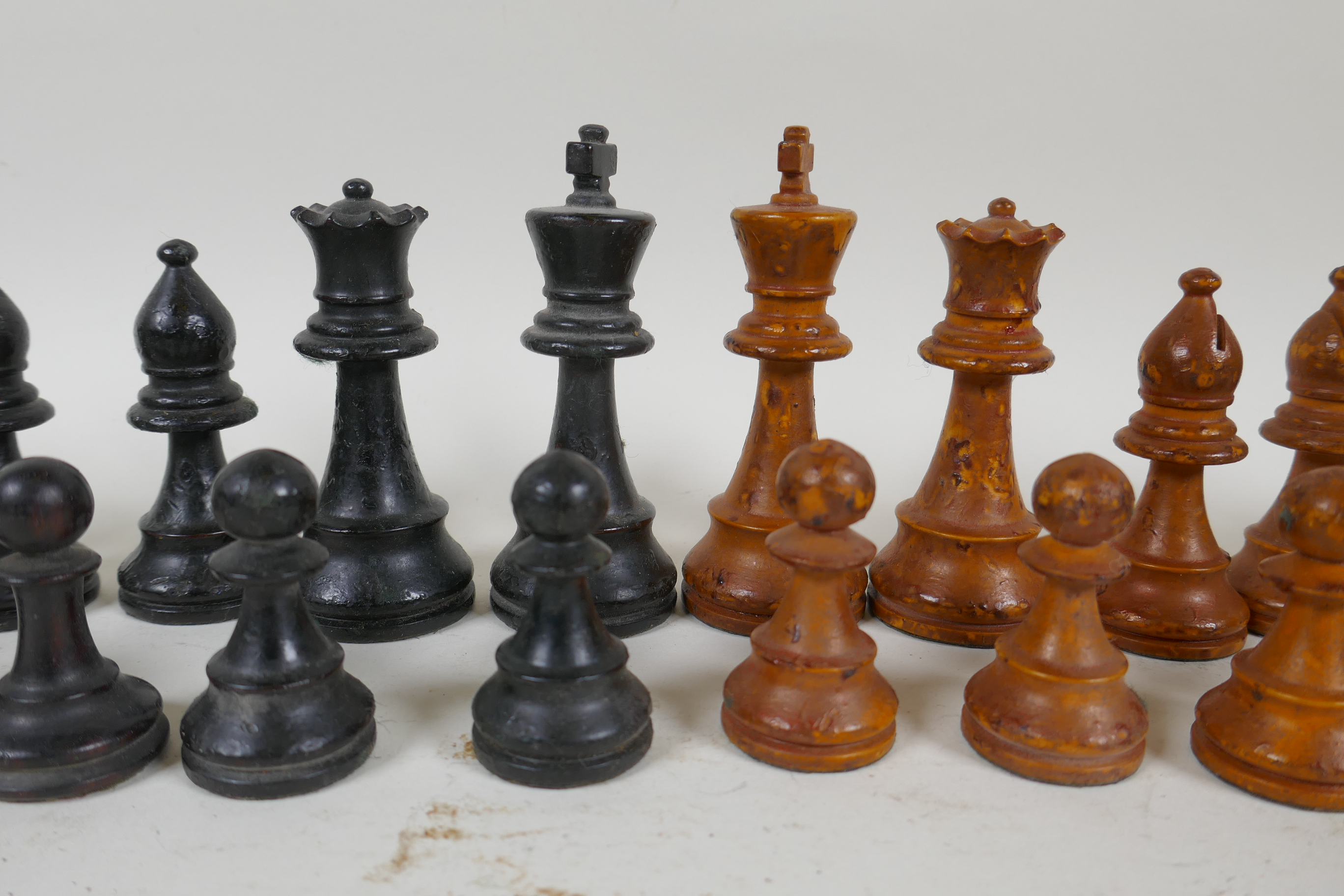 A late C19th/early C20th Staunton pattern boxwood and ebony chess set, king 9cm high - Image 2 of 7