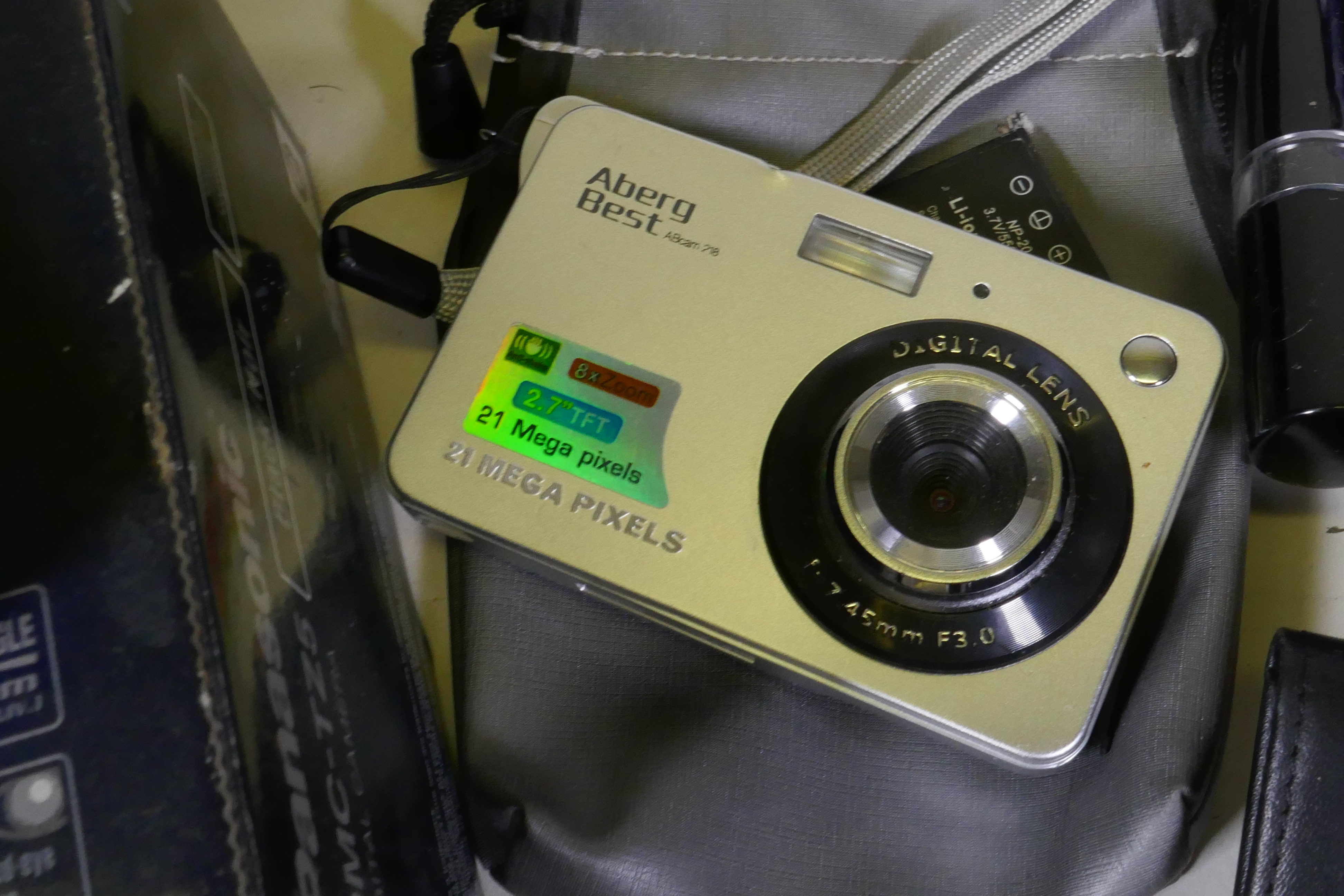Digital cameras, Panasonic TZ10; Panasonic TZ5; Olympus C5060 wide zoom; GE X500 Aberg Rest; Fuji - Image 5 of 6