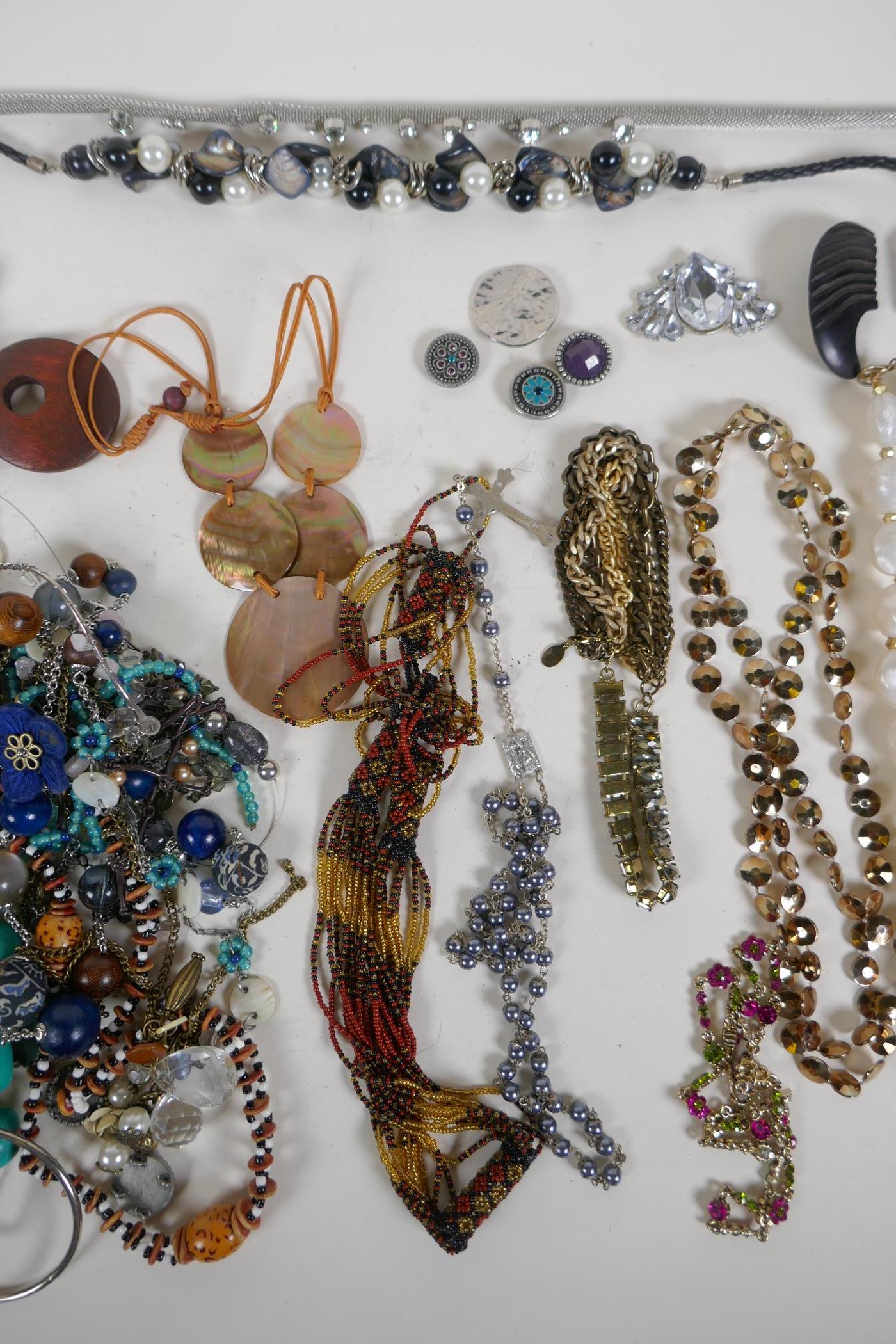 A quantity of assorted costume jewellery to include necklaces, bracelets and earrings - Image 3 of 5