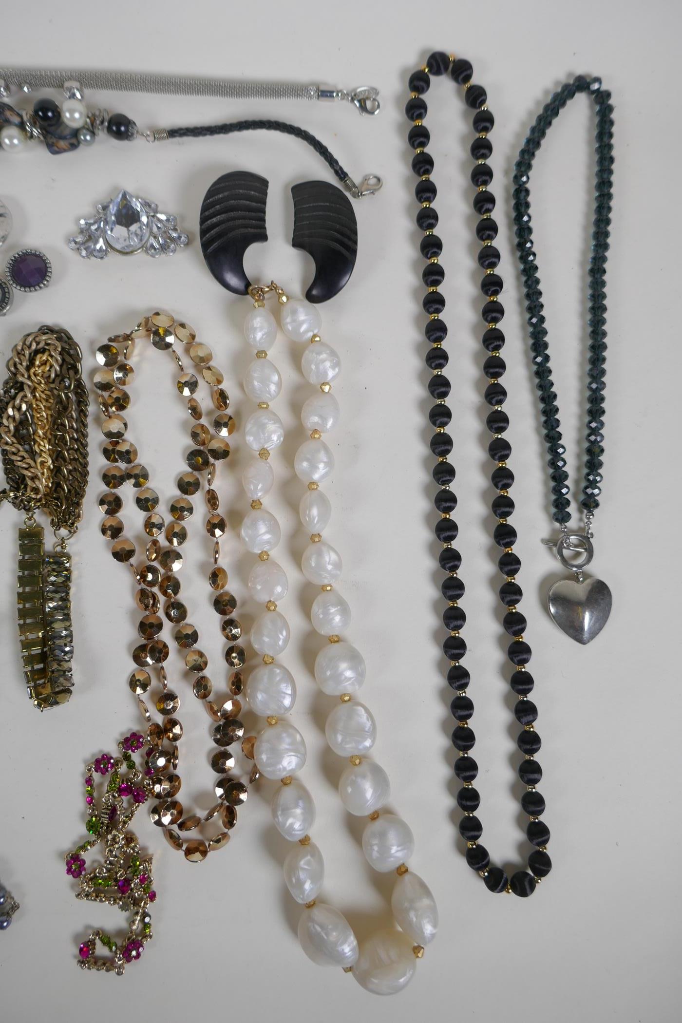 A quantity of assorted costume jewellery to include necklaces, bracelets and earrings - Image 2 of 5