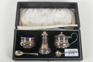 A cased hallmarked silver cruet set, Birmingham 1925, Samuel M. Levi