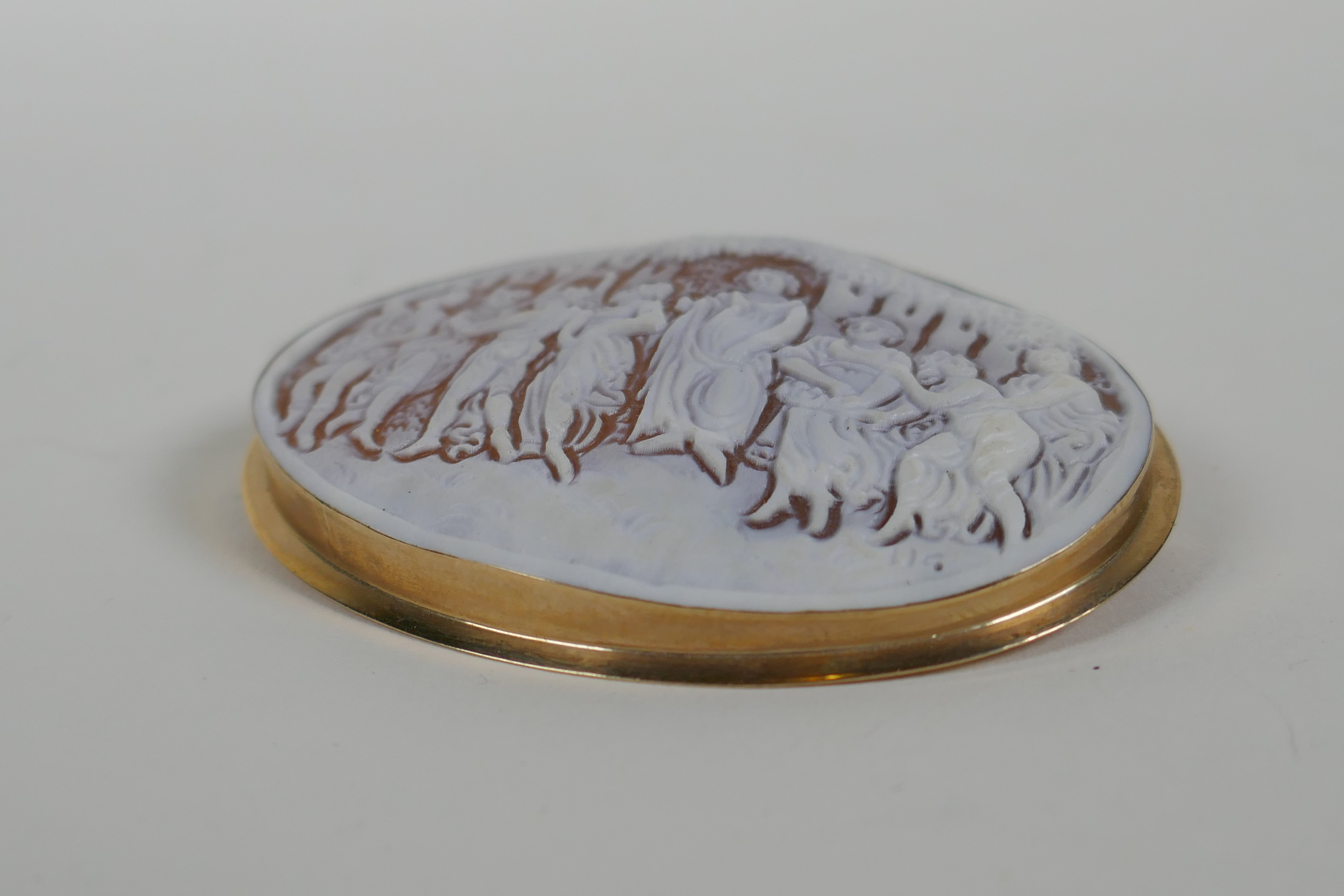 An antique cameo brooch depicting eight classical women in a 9ct yellow gold mount, 6.5 x 5cm - Image 2 of 5