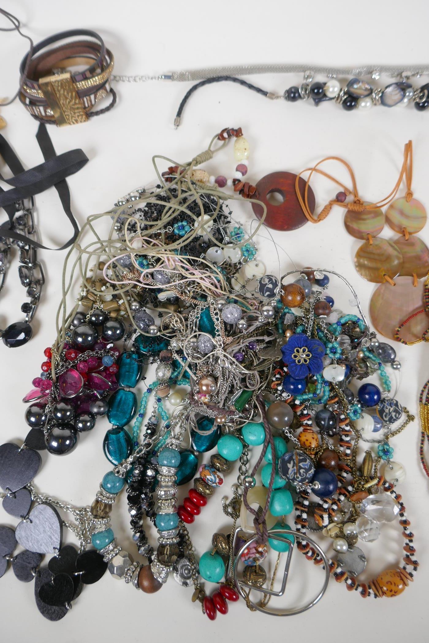 A quantity of assorted costume jewellery to include necklaces, bracelets and earrings - Image 4 of 5