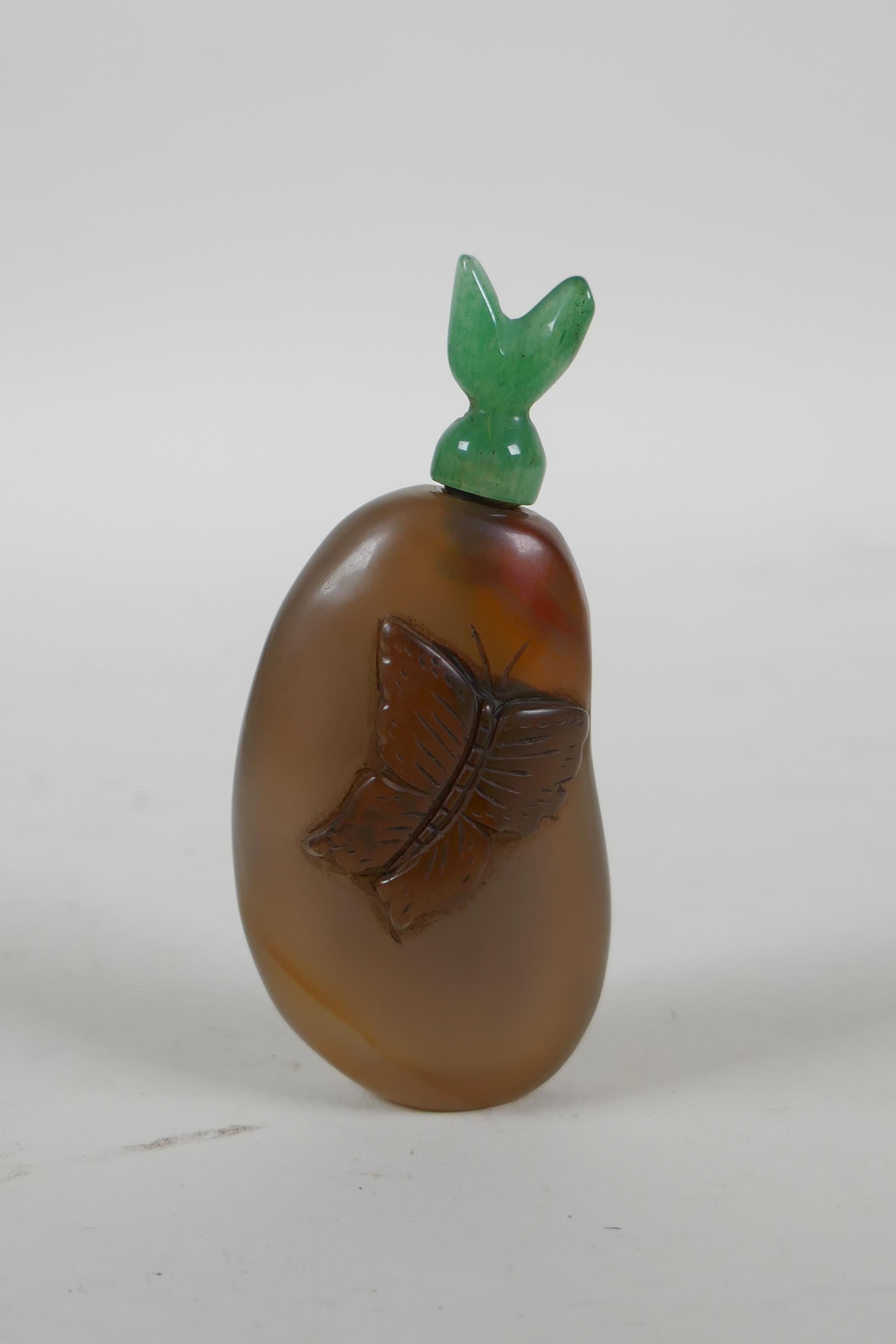 A Chinese antique agate snuff bottle decorated with a monkey and deer, with later hardstone stopper, - Image 2 of 2
