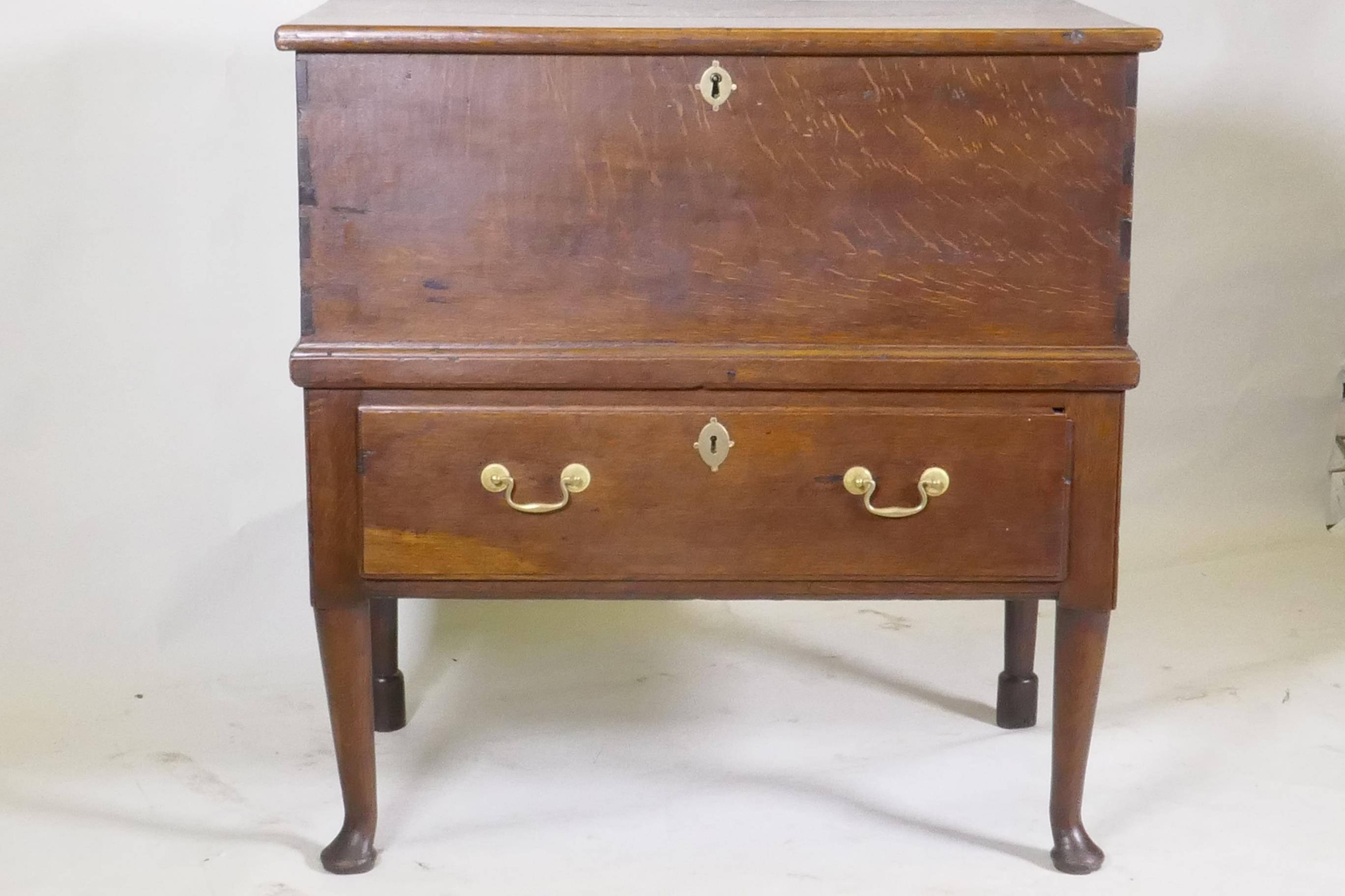 An C18th Georgian oak mule chest, with lift up top and single drawer, raised on cabriole supports - Image 2 of 4