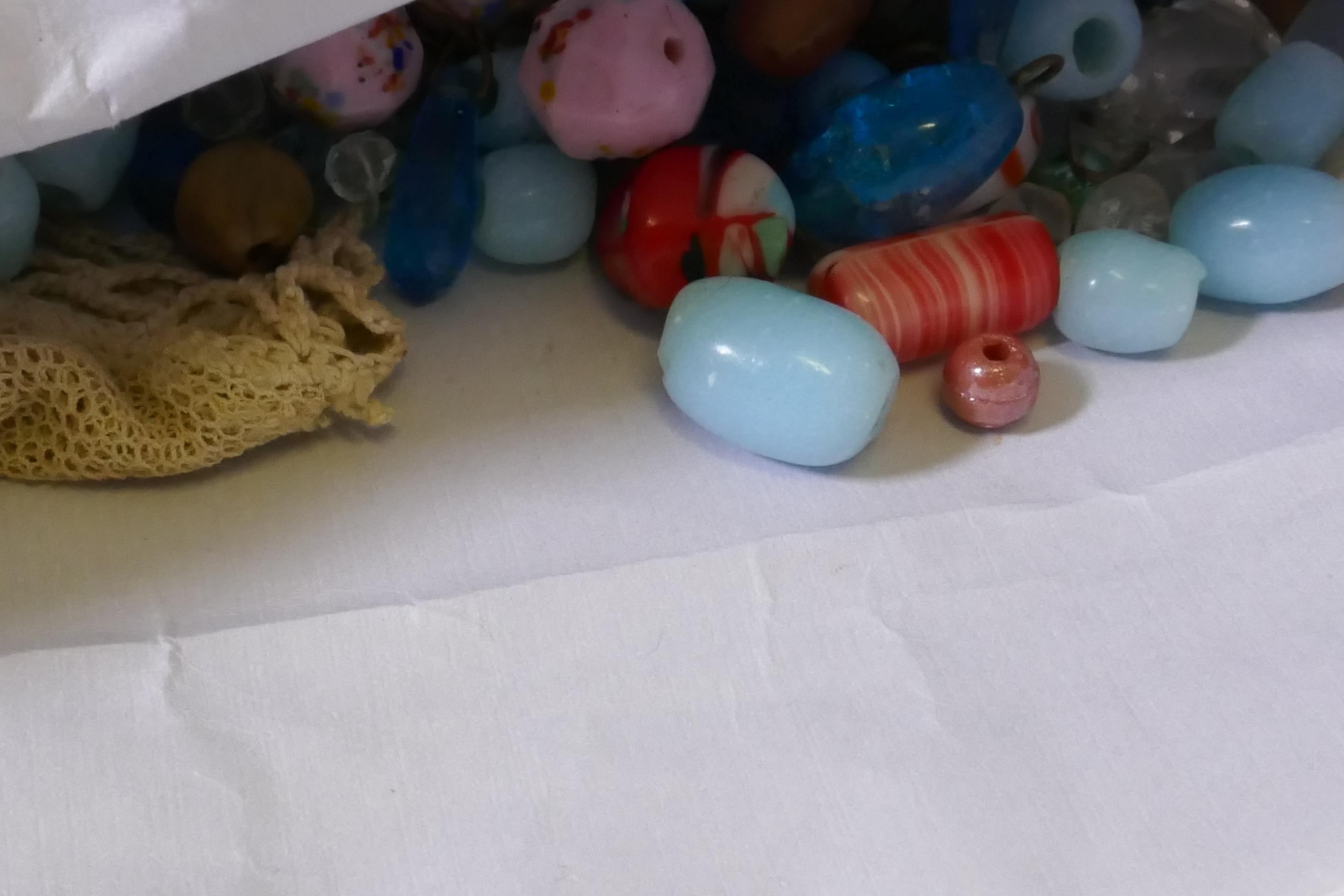 A quantity of vintage jewellery beads etc - Image 7 of 9