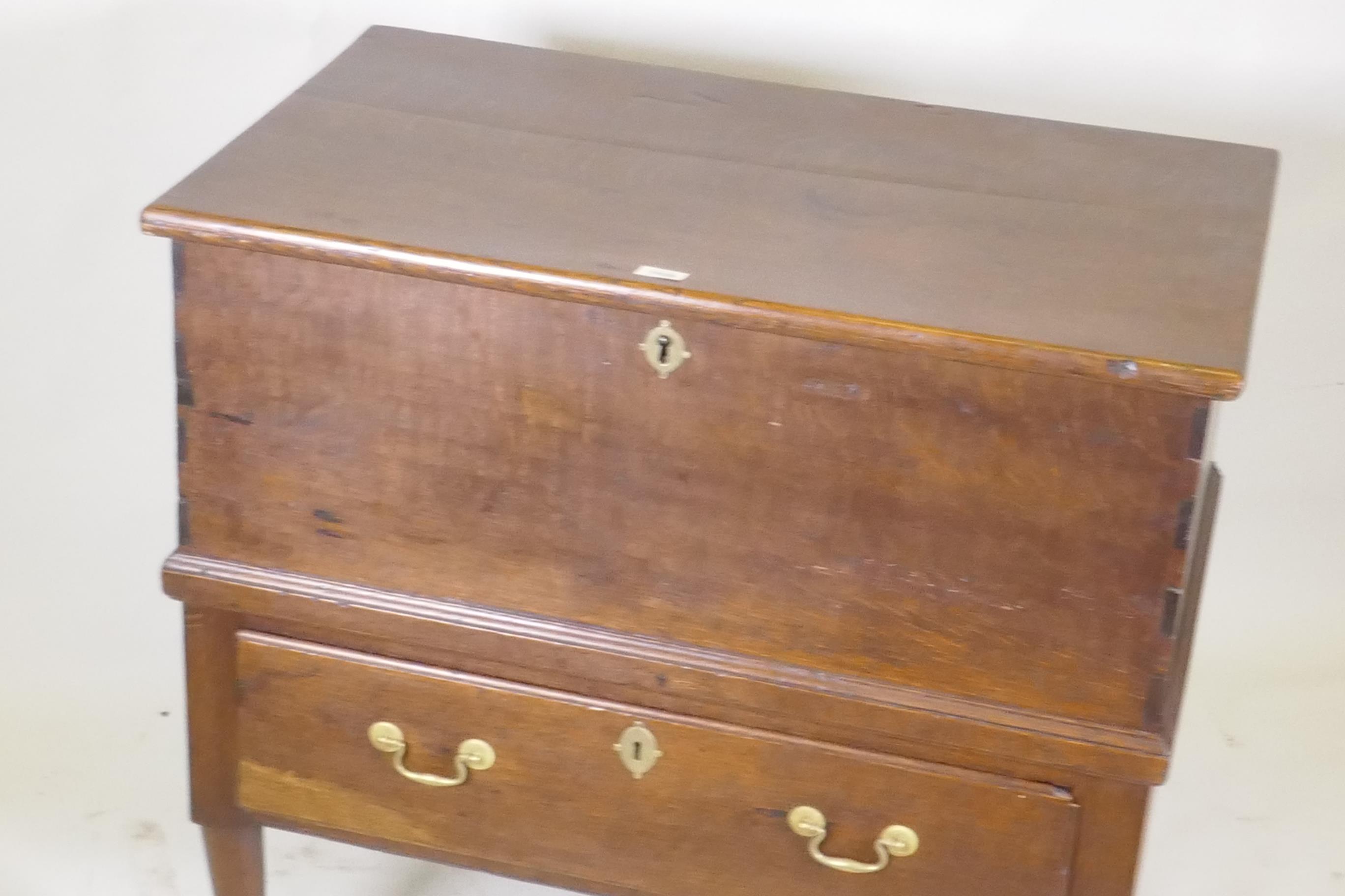 An C18th Georgian oak mule chest, with lift up top and single drawer, raised on cabriole supports - Image 3 of 4