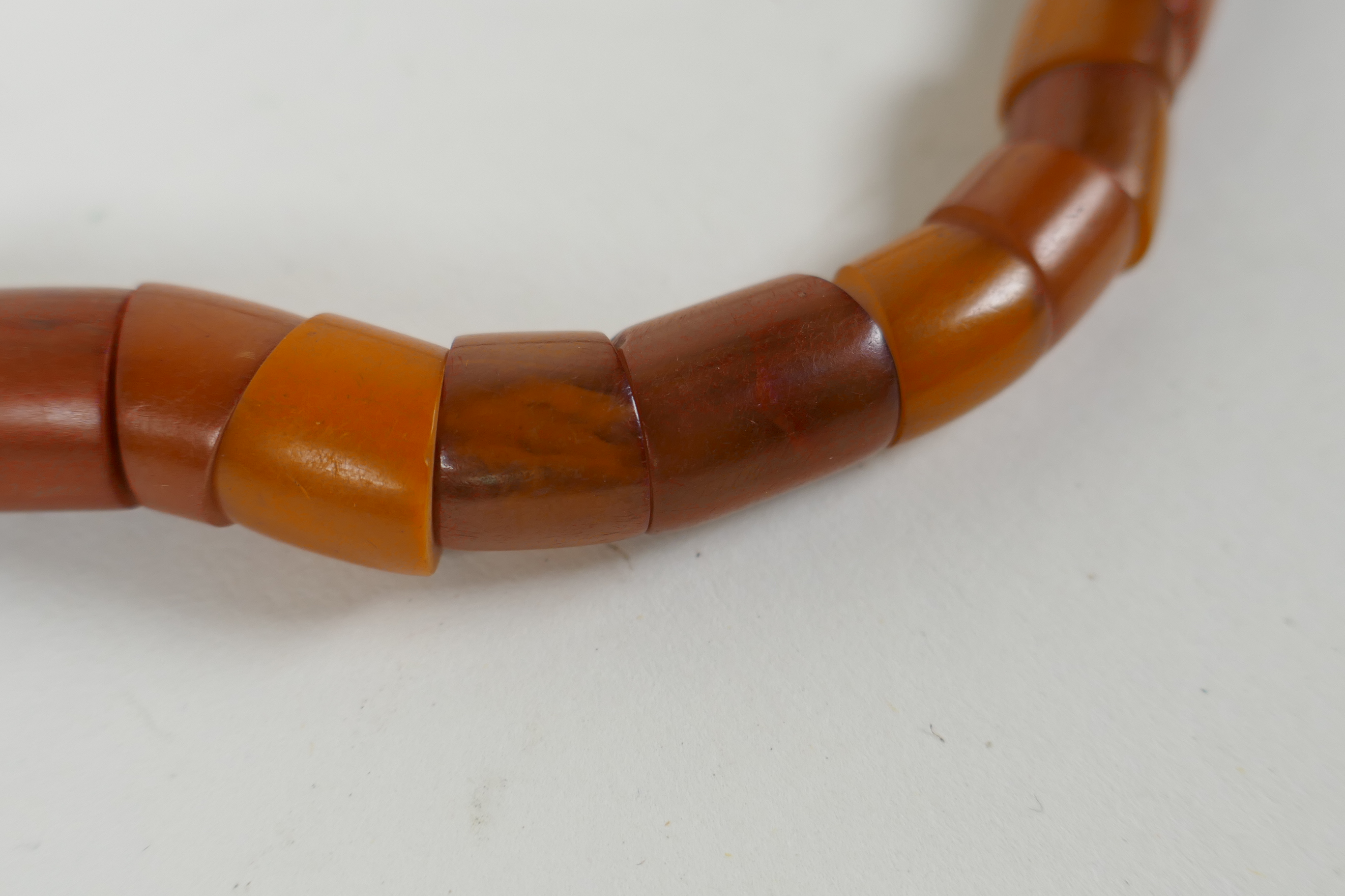 An amber beaded necklace, 56cm long, 60g - Image 2 of 3