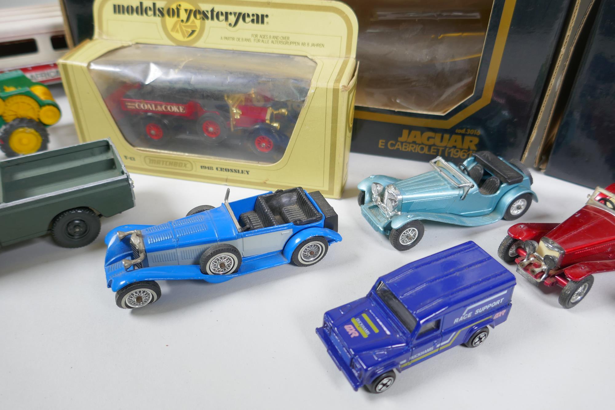 A Bburago 1/18 scale die cast Mercedes Benz SSK (1928) and a Jaguar E. Cabriolet (1961), both in - Image 6 of 8