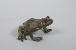 A Japanese style bronze okimono toad, 5cm