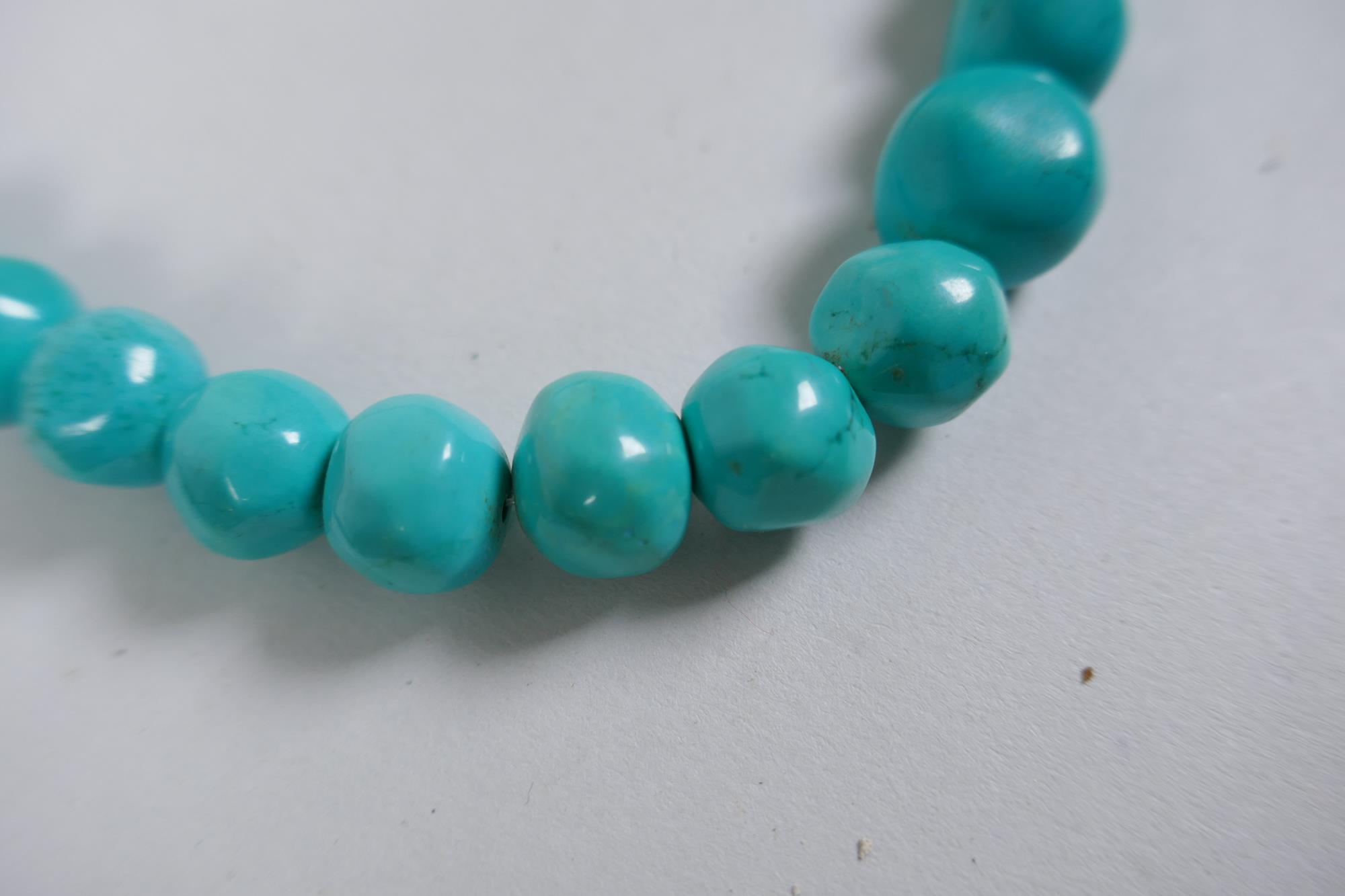 A string of graduated turquoise beads, together with a string of amber agate beads - Image 2 of 5