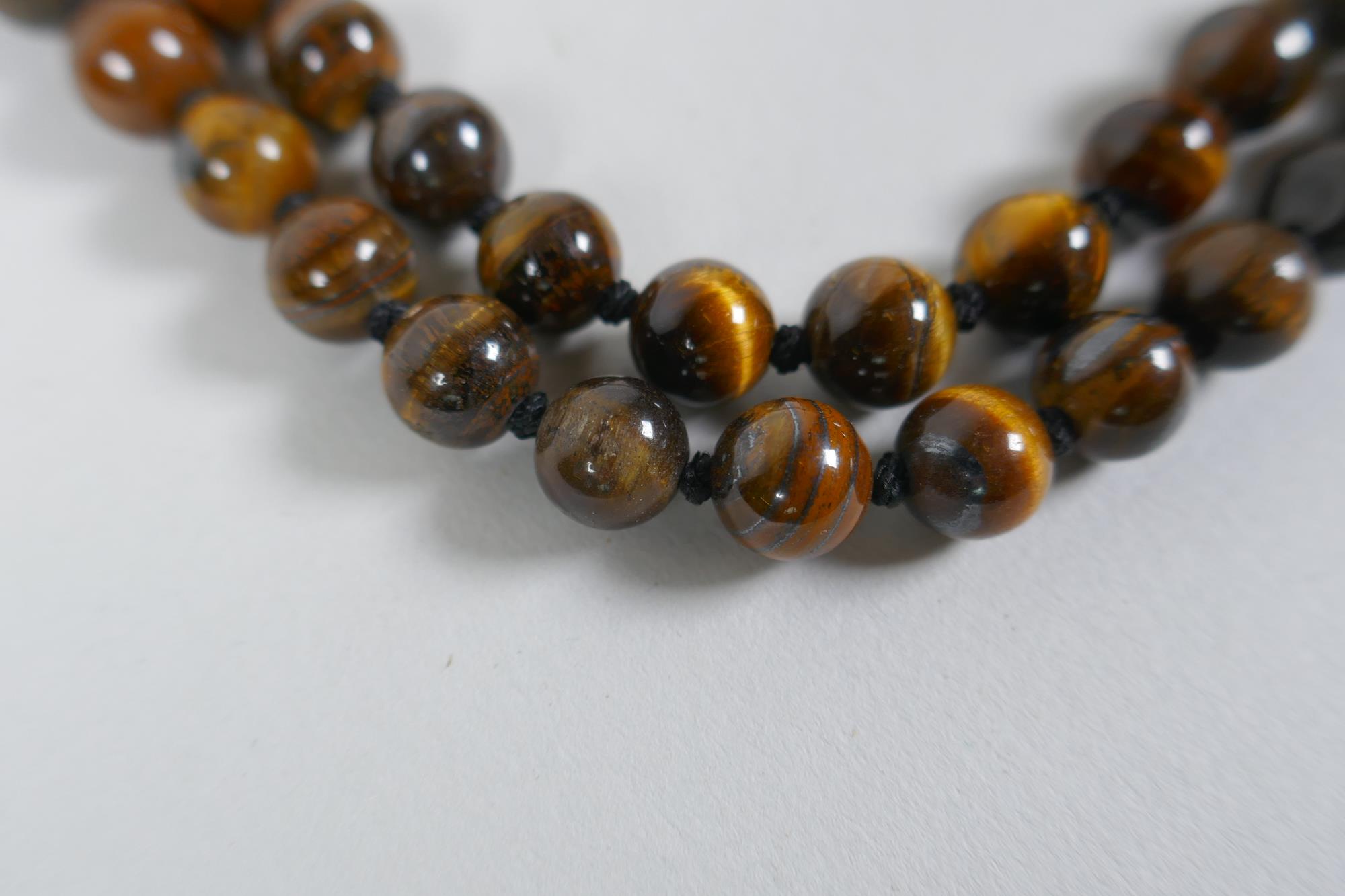 A tiger's eye bead necklace, 96cm long - Image 2 of 4