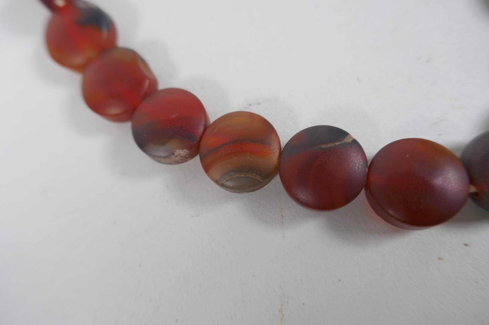 A string of graduated turquoise beads, together with a string of amber agate beads - Image 4 of 5