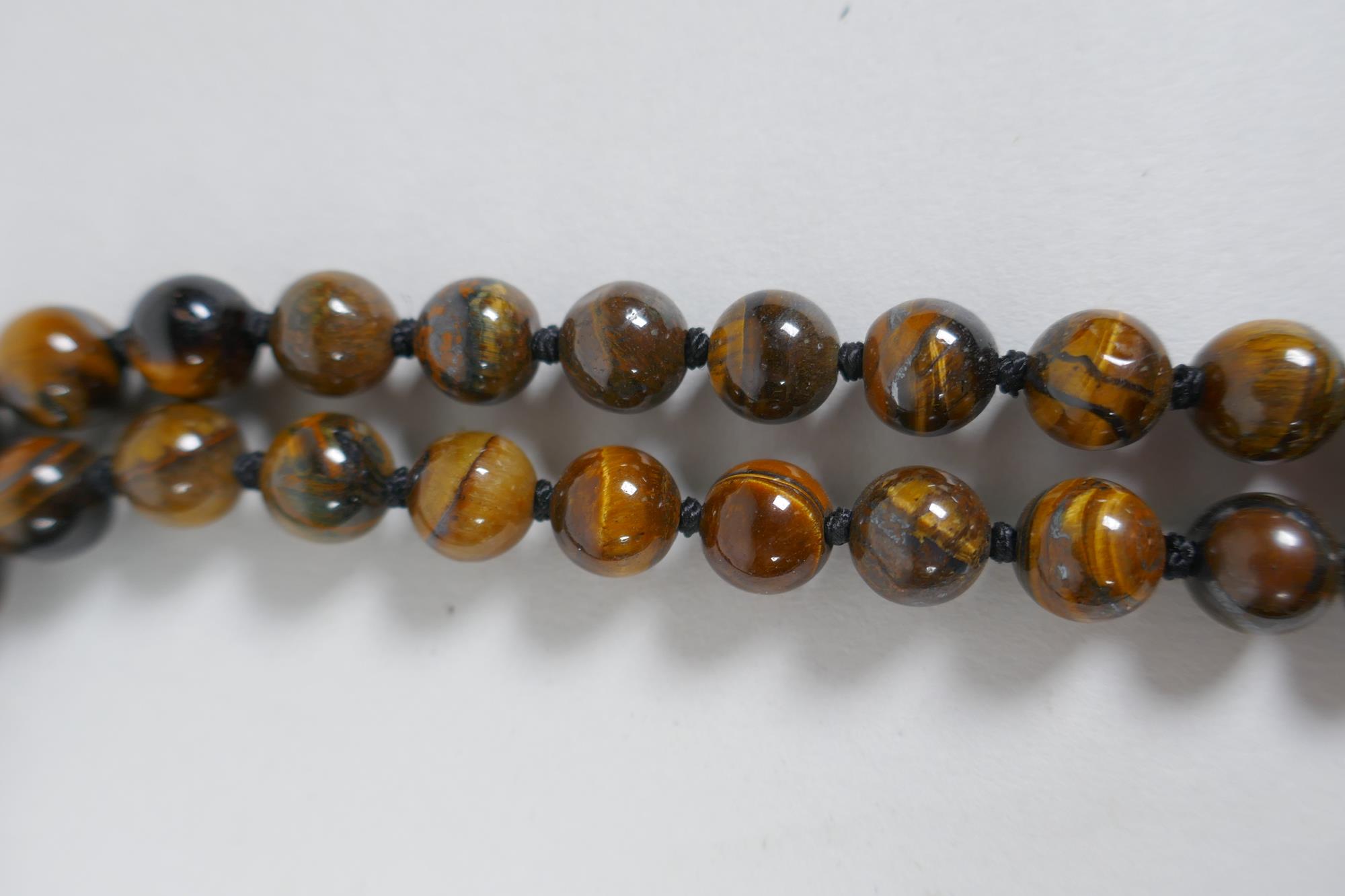 A tiger's eye bead necklace, 96cm long - Image 4 of 4