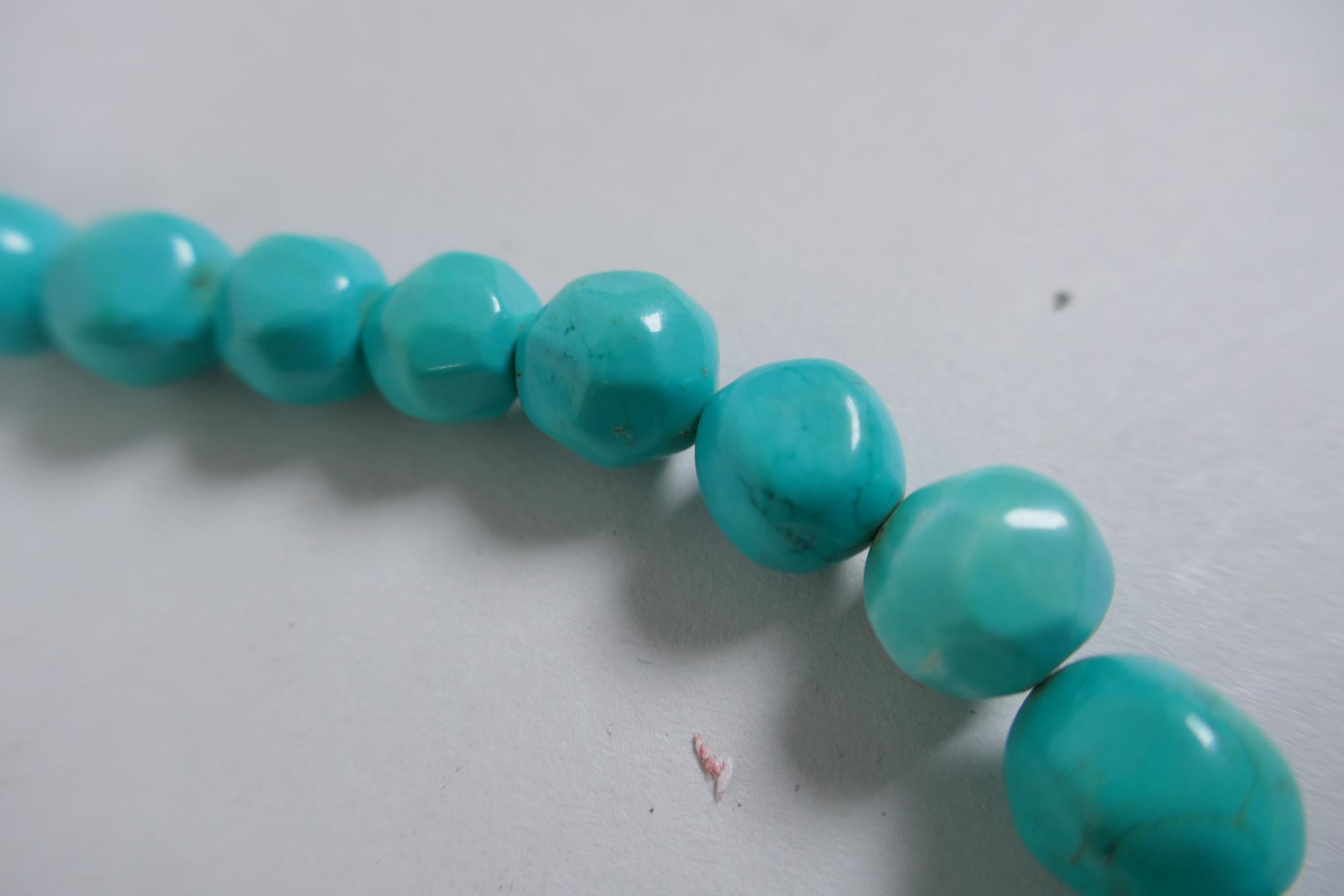 A string of graduated turquoise beads, together with a string of amber agate beads - Image 3 of 5