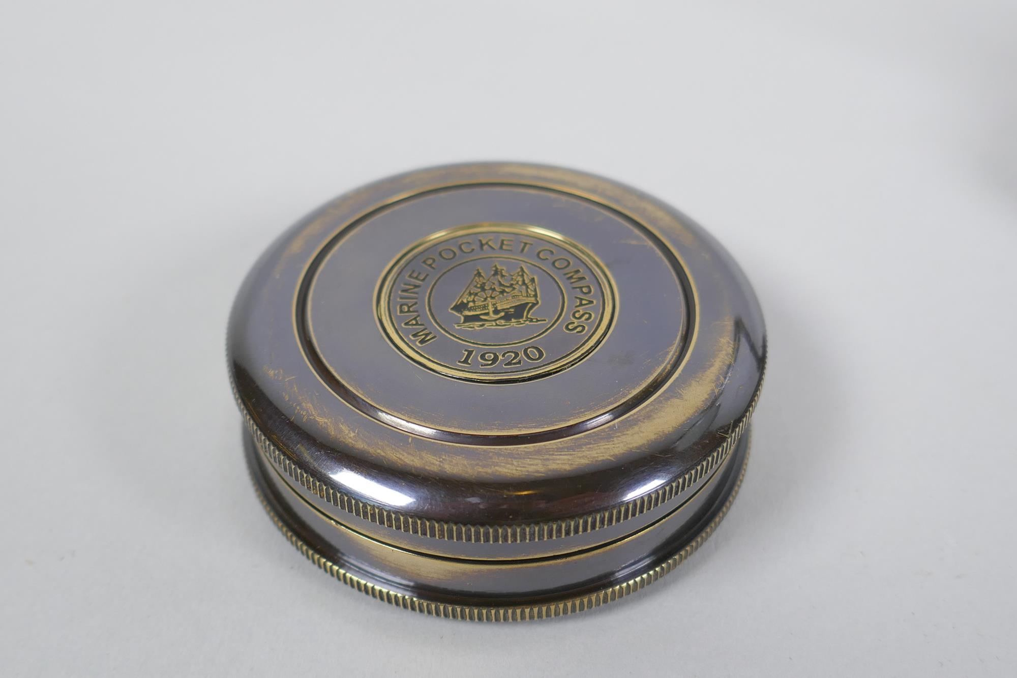 A brass desk top magnifying glass and two reproduction brass compasses, lens 8cm diameter, 1AF - Image 5 of 6