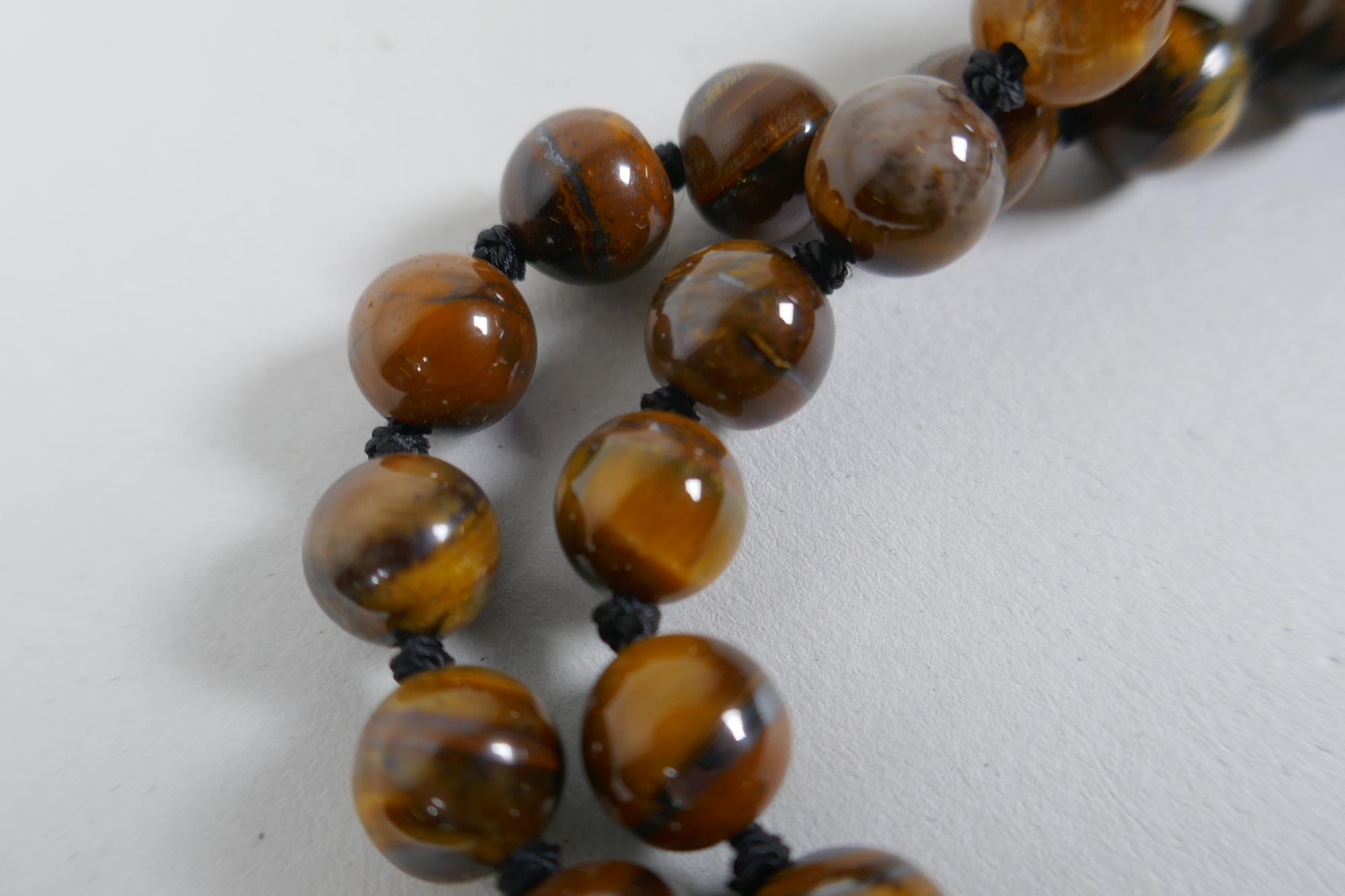A tiger's eye bead necklace, 96cm long - Image 3 of 4