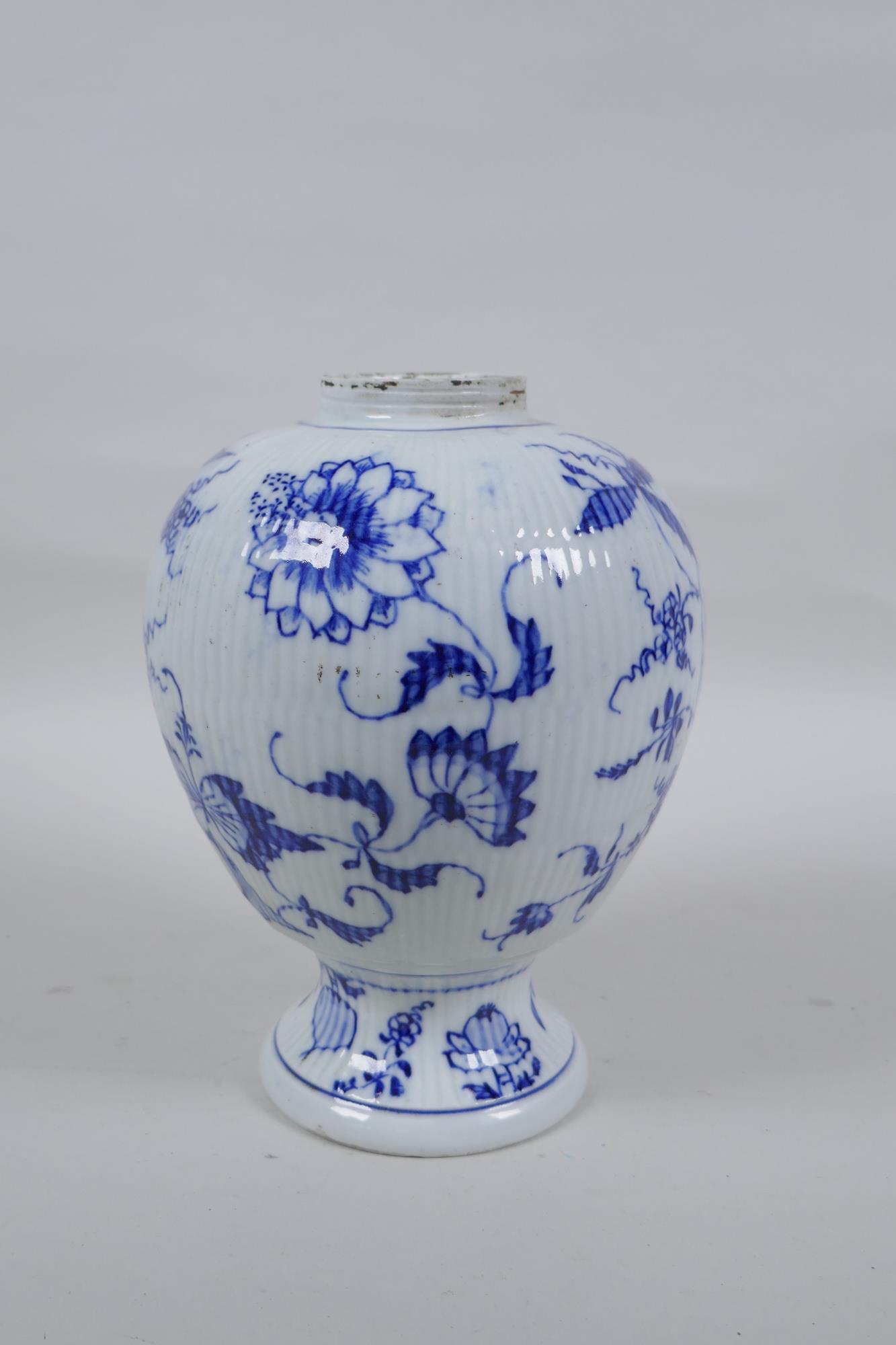 A C19th Augustus Rex Onion pattern blue and white porcelain vase, mark to base, 19cm high - Image 3 of 6