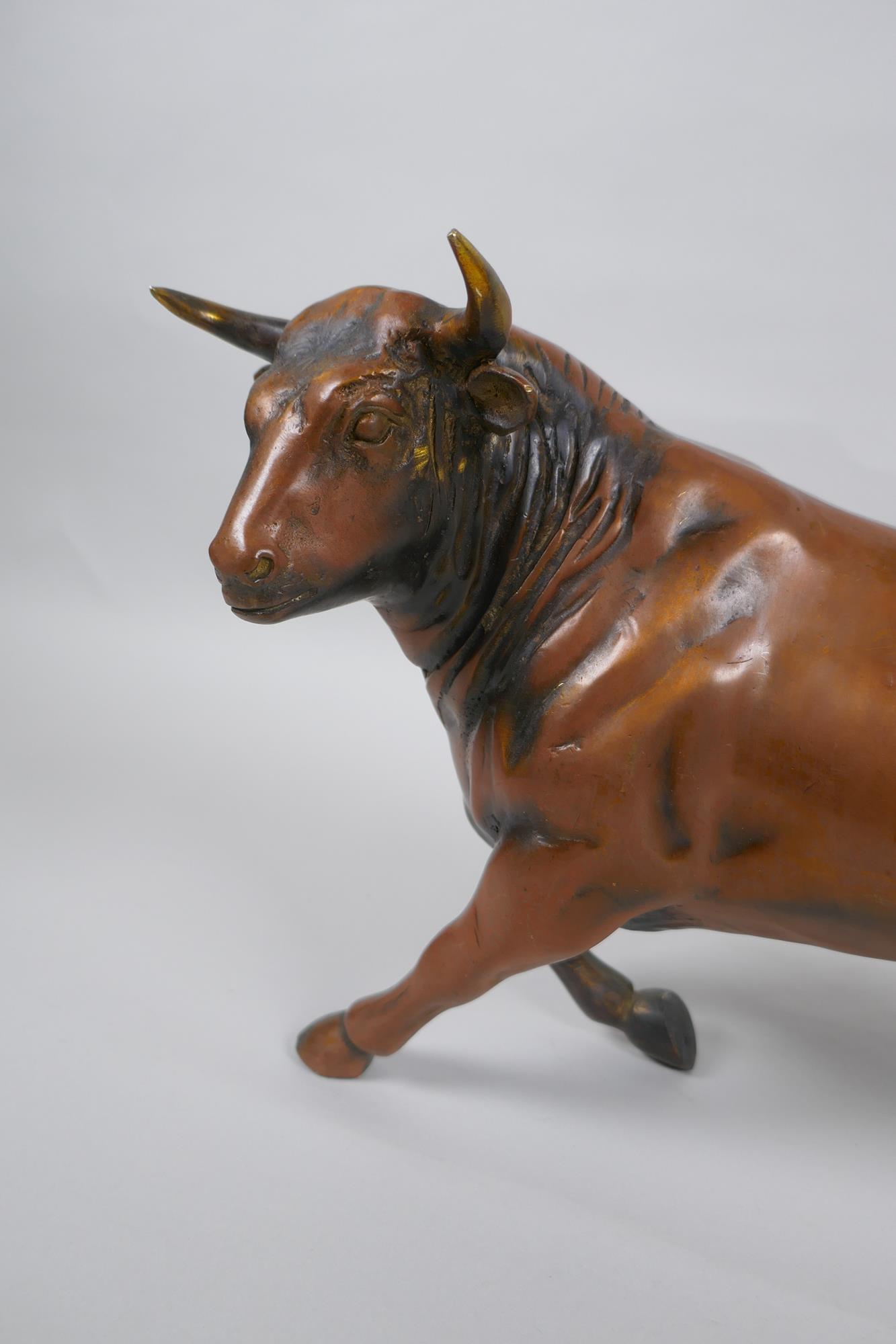 A filled coppered metall bull, 30cm long - Image 2 of 3