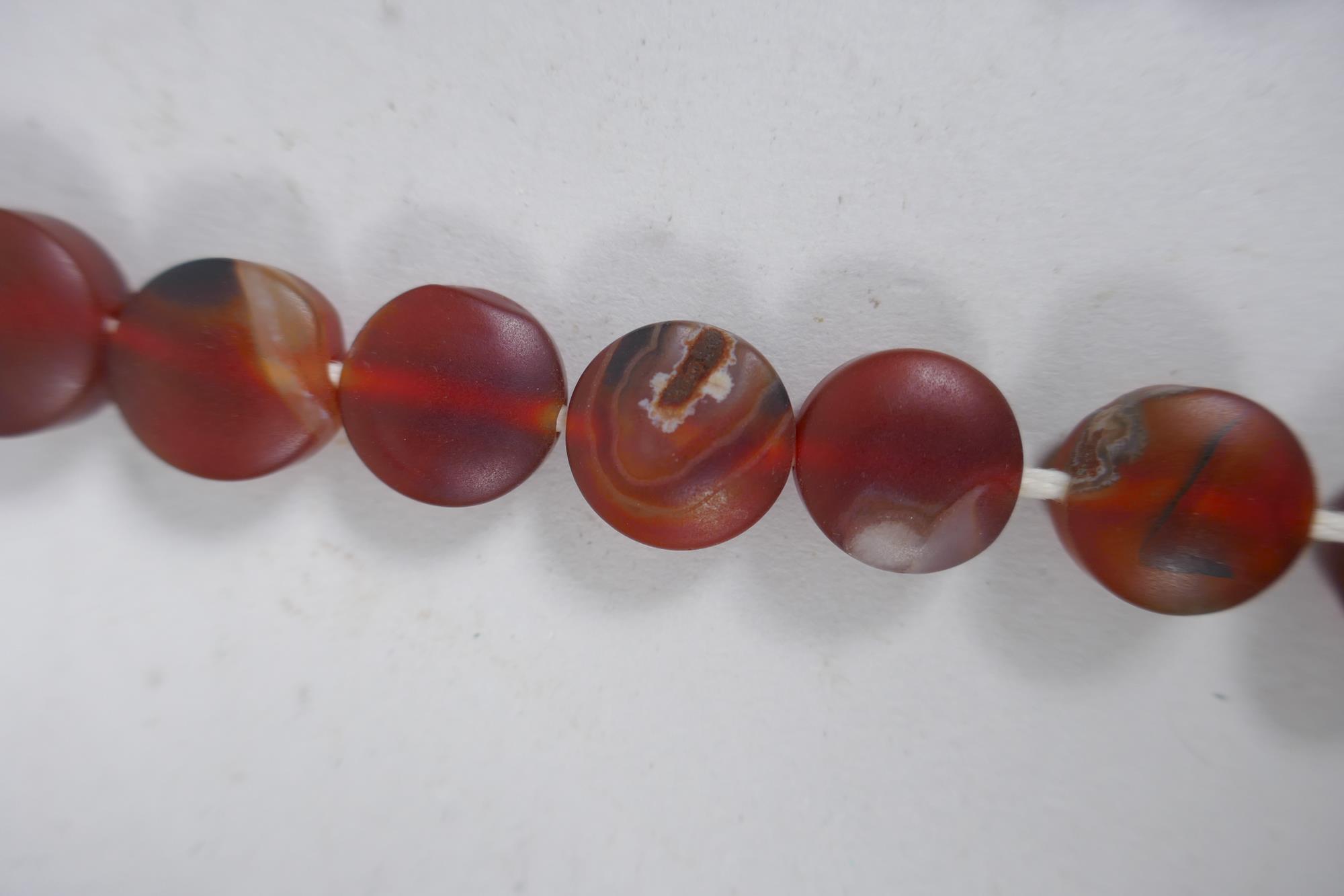 A string of graduated turquoise beads, together with a string of amber agate beads - Image 5 of 5