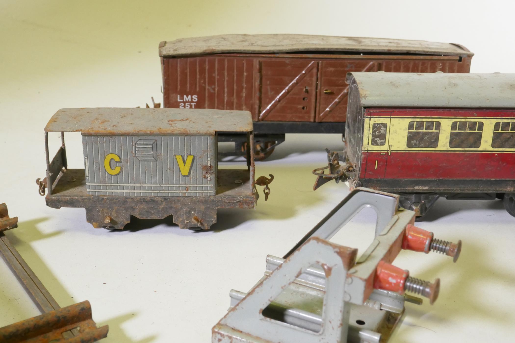 A vintage Hornby, Meccano Ltd O Gauge clockwork railway set, with two type 30 and one type 40 - Image 4 of 8