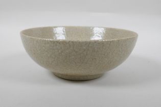 A Chinese crackleware bowl, 21cm diameter