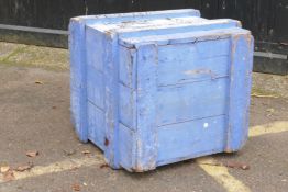 A vintage painted pine shipping crate, 74 x 74 x 74