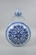 A Chinese blue and white porcelain garlic head shaped flask withy two handles, 4 character mark to