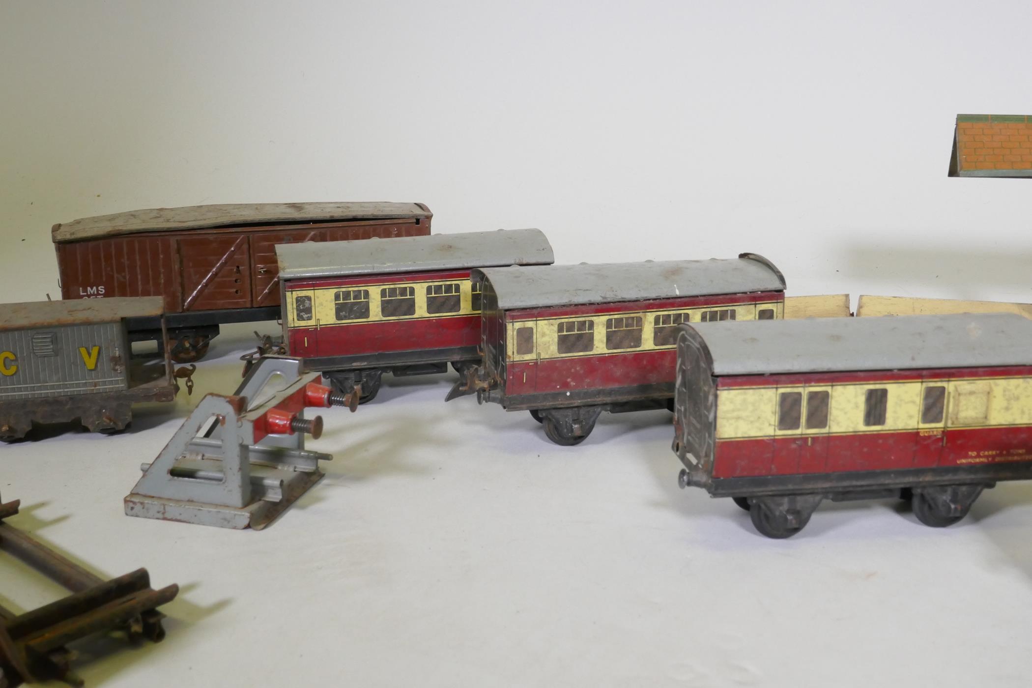 A vintage Hornby, Meccano Ltd O Gauge clockwork railway set, with two type 30 and one type 40 - Image 3 of 8
