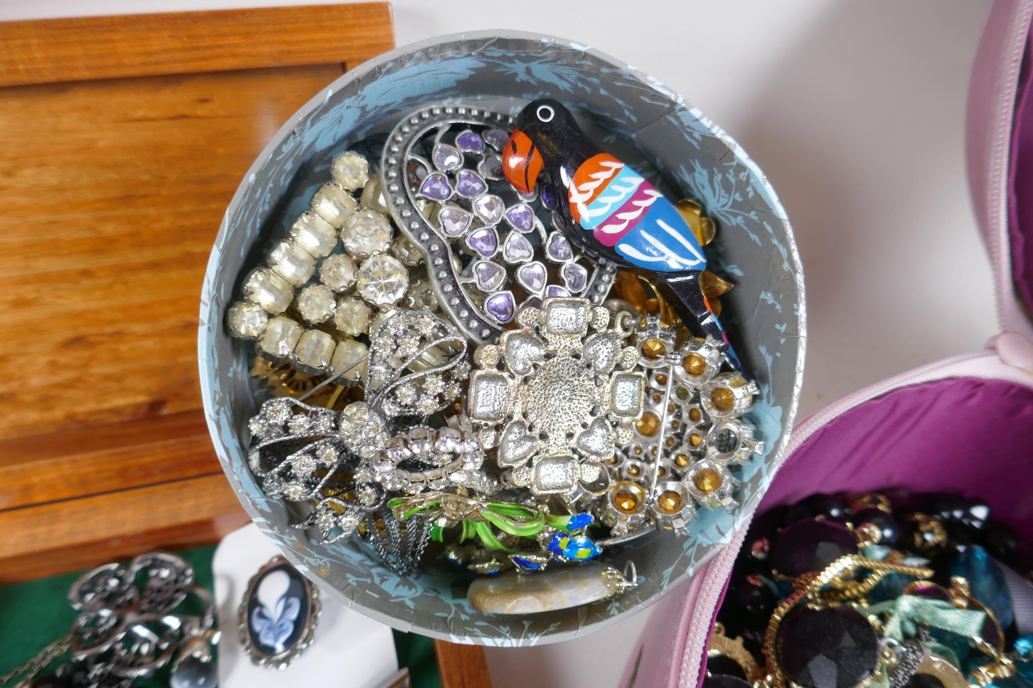 A large quantity of vintage costume jewellery and jewellery boxes, including necklaces, pendants, - Image 7 of 8
